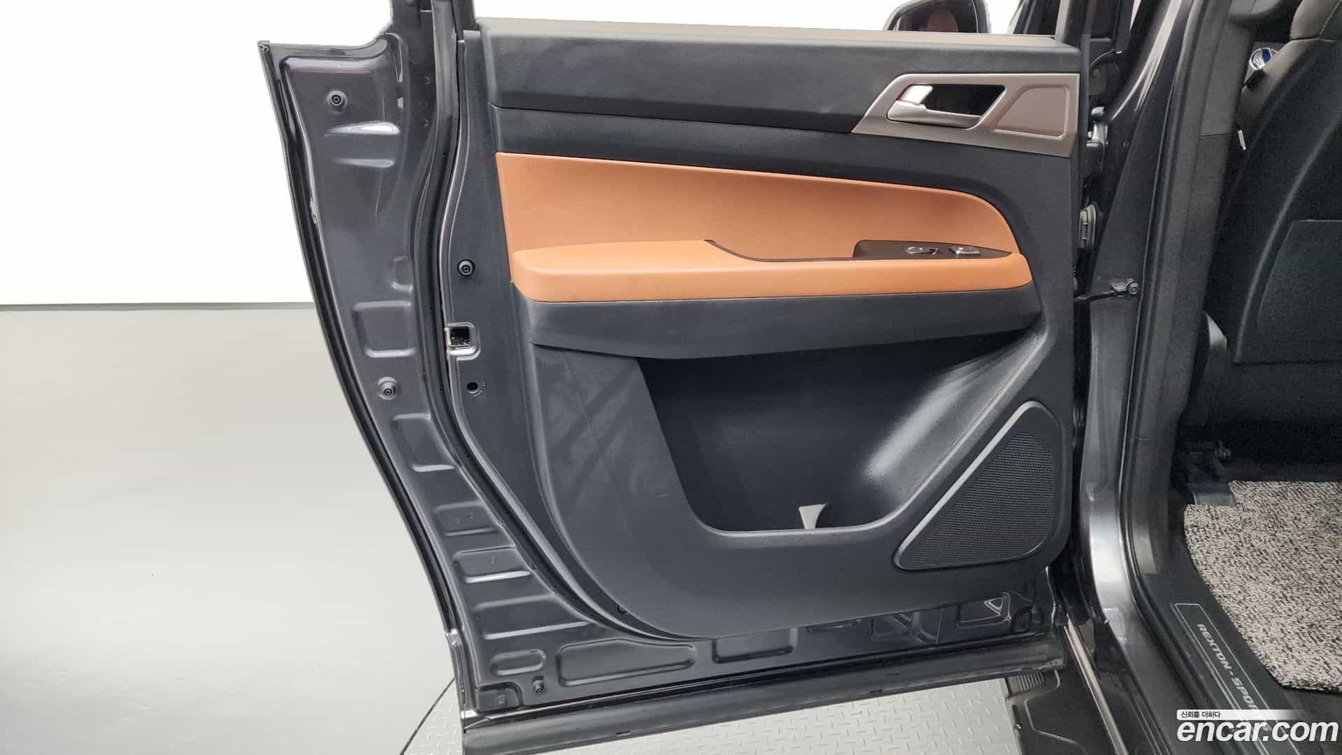 Rexton KG Mobility 2018.9-INNER-035