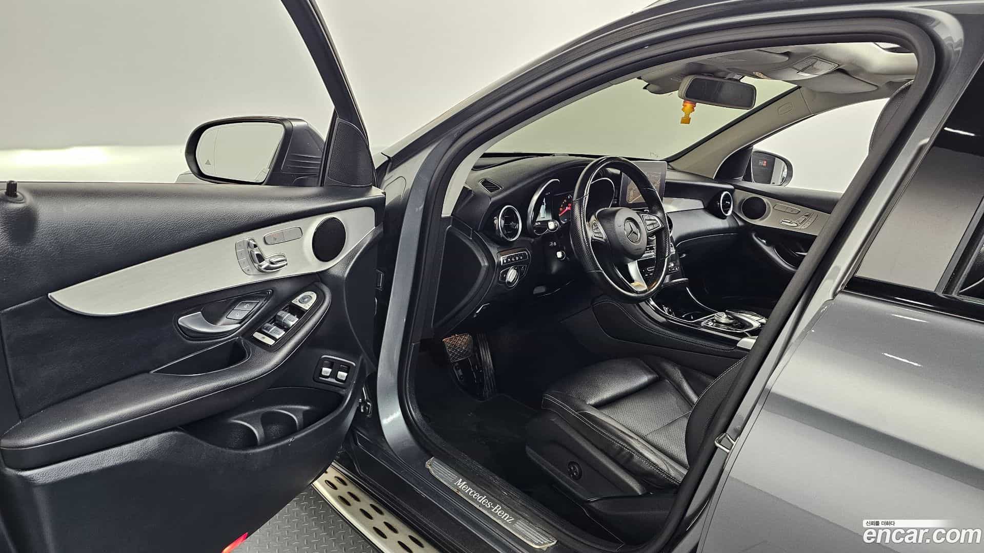 GLC-Class Mercedes-Benz 2019.4-INNER-010
