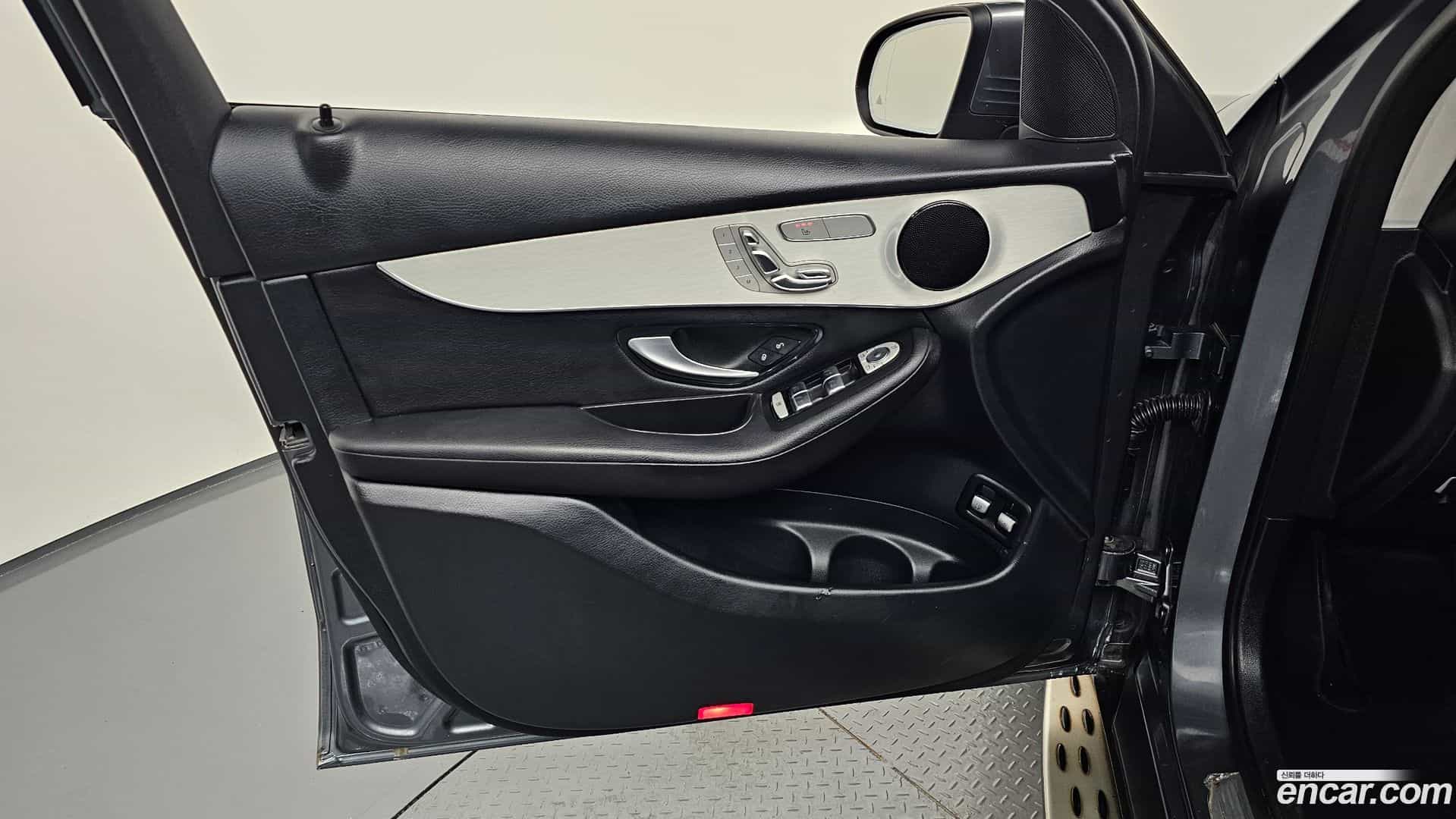 GLC-Class Mercedes-Benz 2019.4-INNER-034