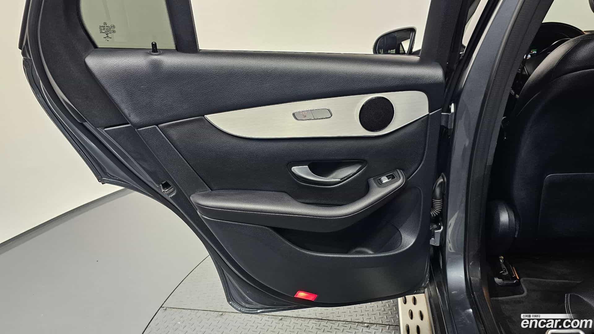 GLC-Class Mercedes-Benz 2019.4-INNER-035