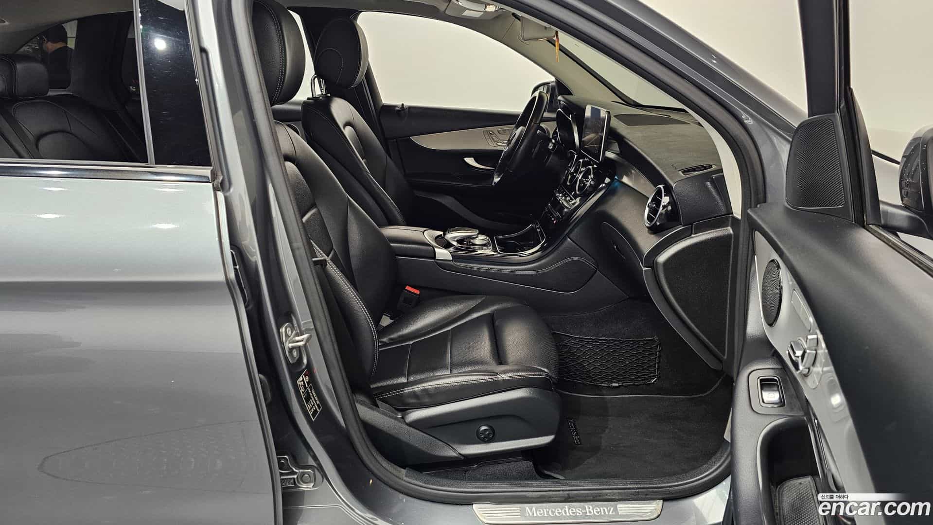 GLC-Class Mercedes-Benz 2019.4-INNER-036