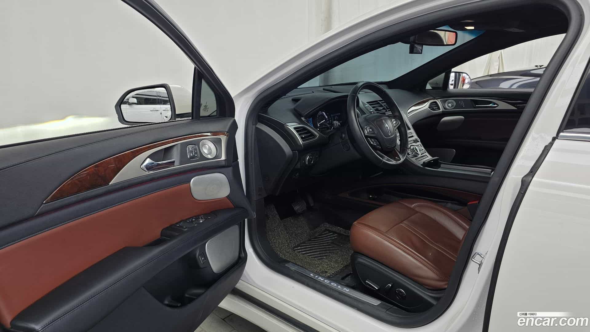 MKZ Lincoln 2019.0-INNER-010