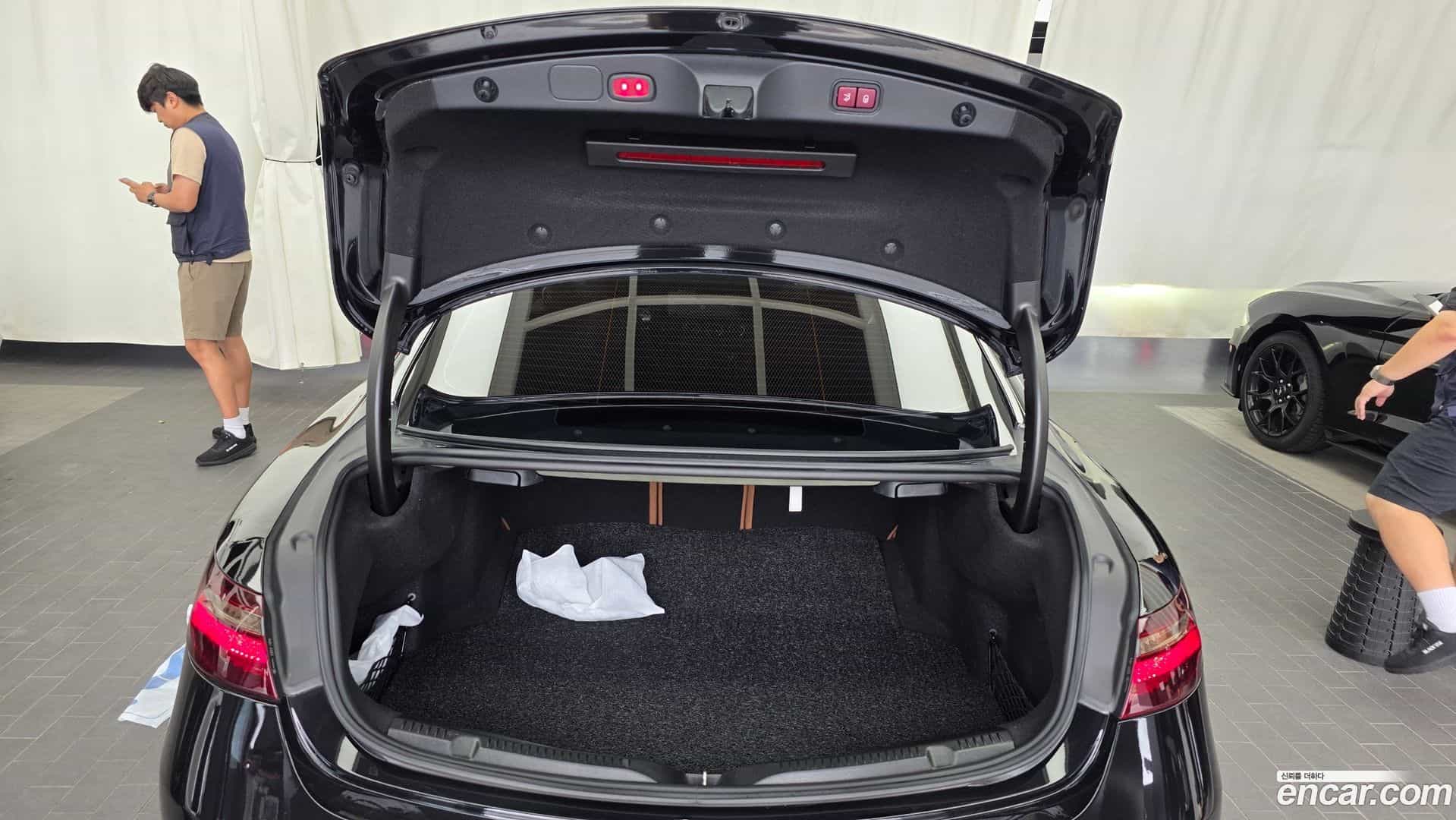 E-Class Mercedes-Benz 2018.11-OPTION-024