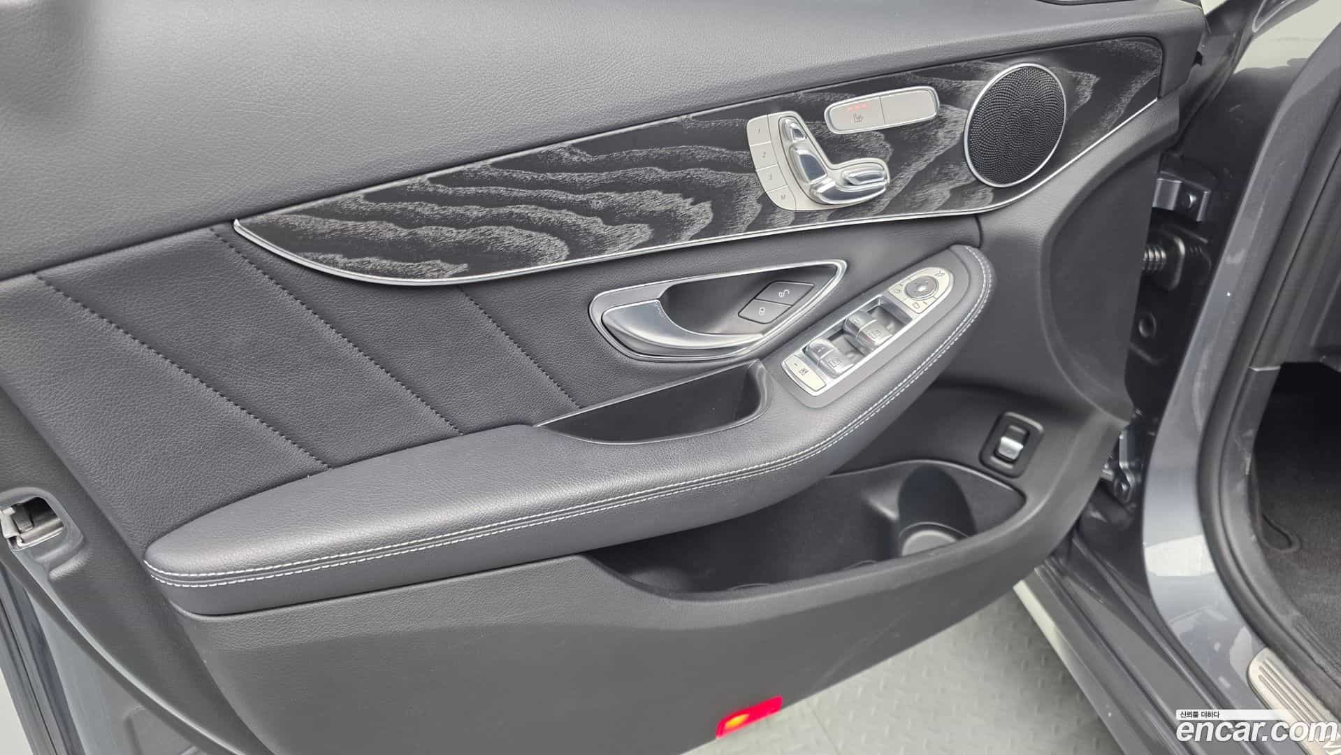 C-Class Mercedes-Benz 2018.1-INNER-034
