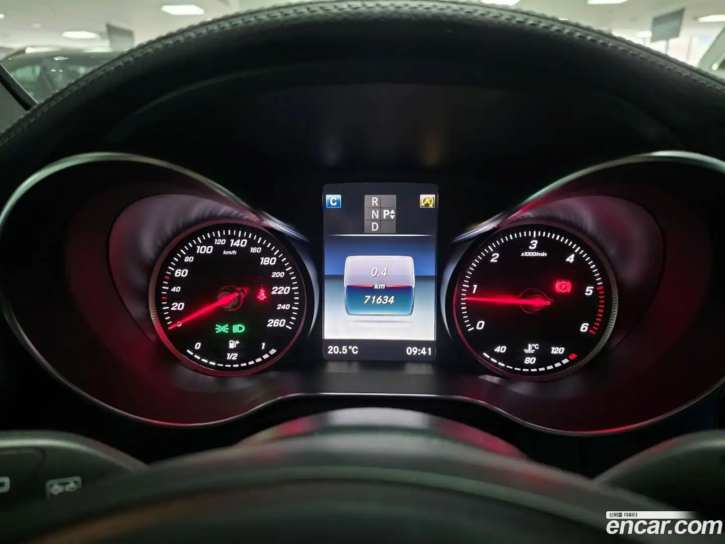 GLC-Class Mercedes-Benz 2018.1-INNER-008