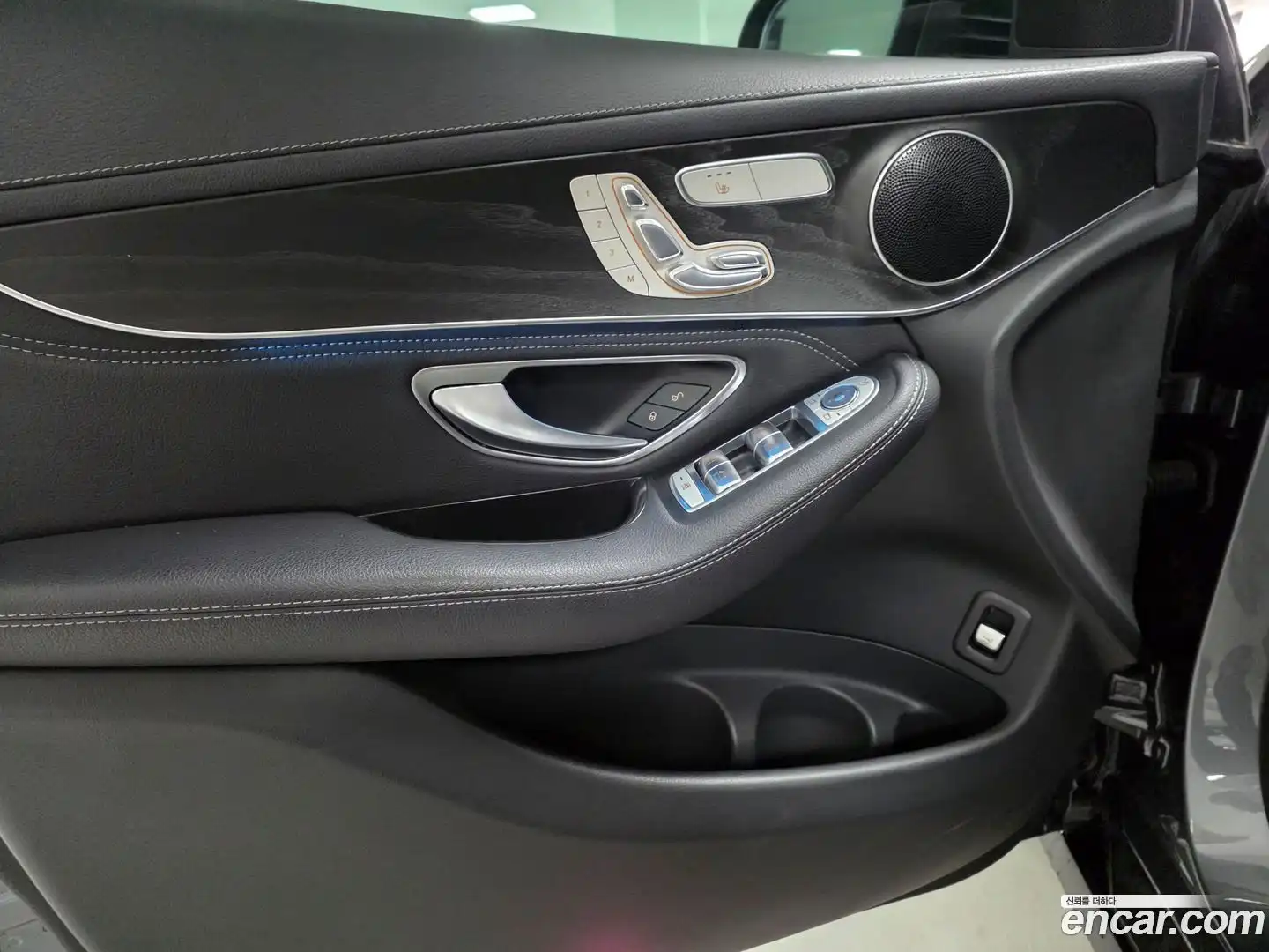 GLC-Class Mercedes-Benz 2018.1-OPTION-019
