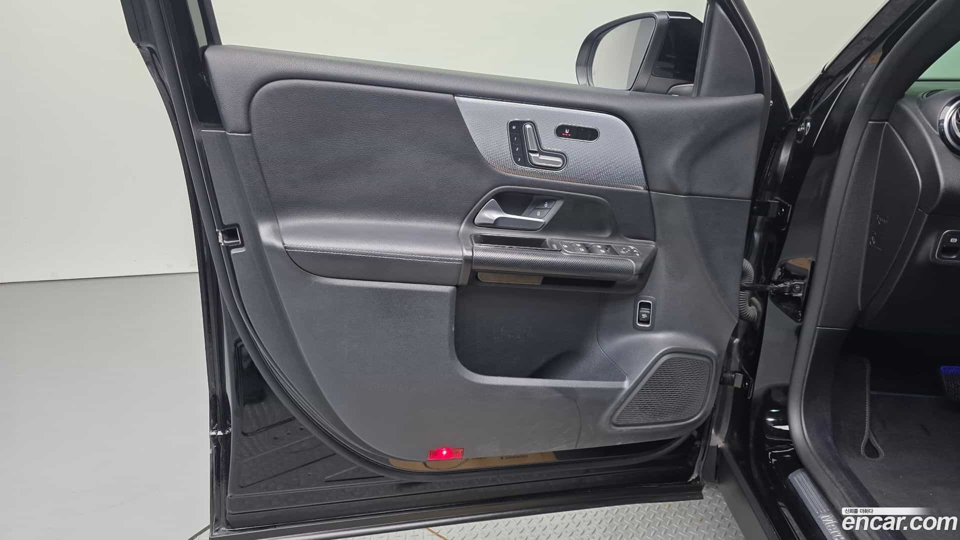 GLB-Class Mercedes-Benz 2021.8-INNER-034