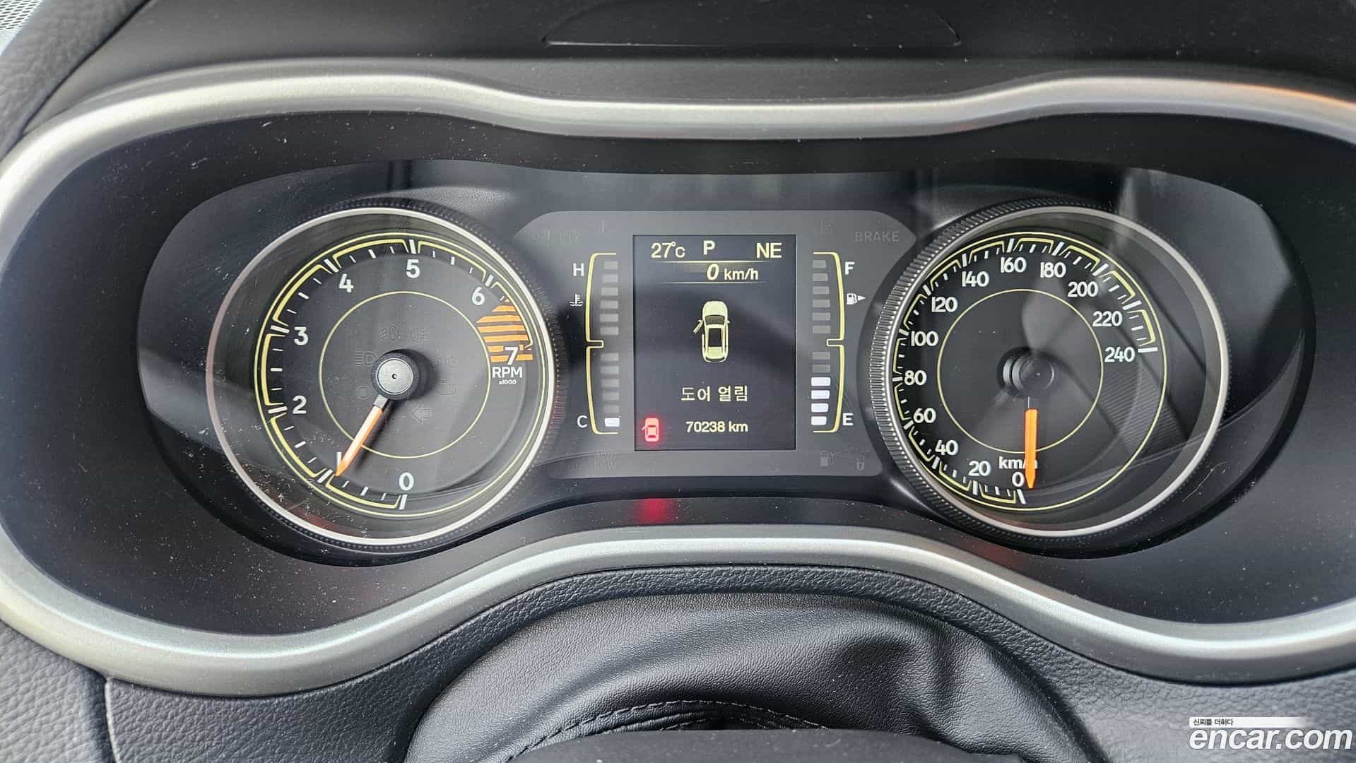 Cherokee Jeep 2018.2-INNER-009