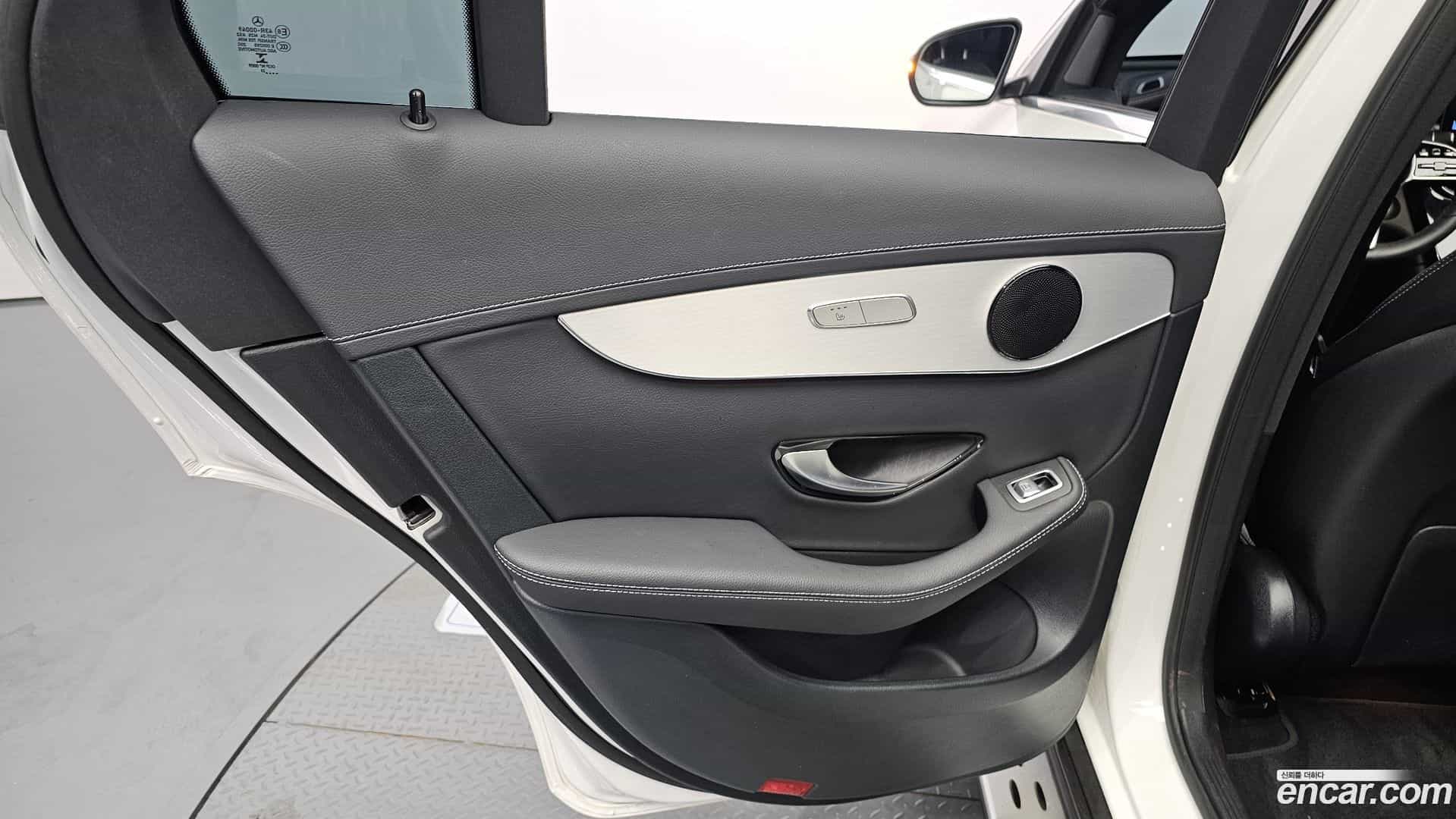 GLC-Class Mercedes-Benz 2021.8-INNER-035