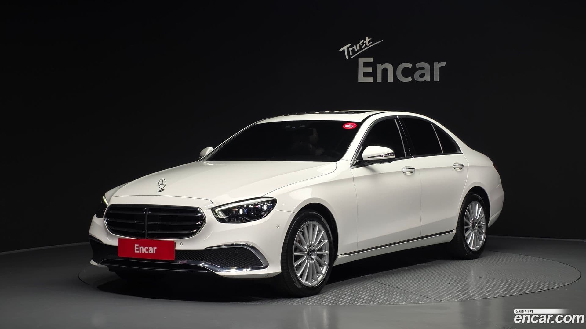 Main__Slider__Photo:E-Class Mercedes-Benz 2022.4-0