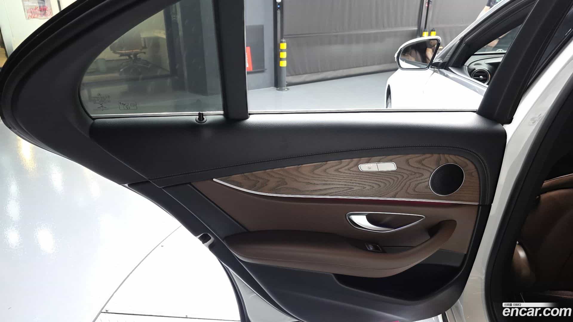 E-Class Mercedes-Benz 2022.4-INNER-035