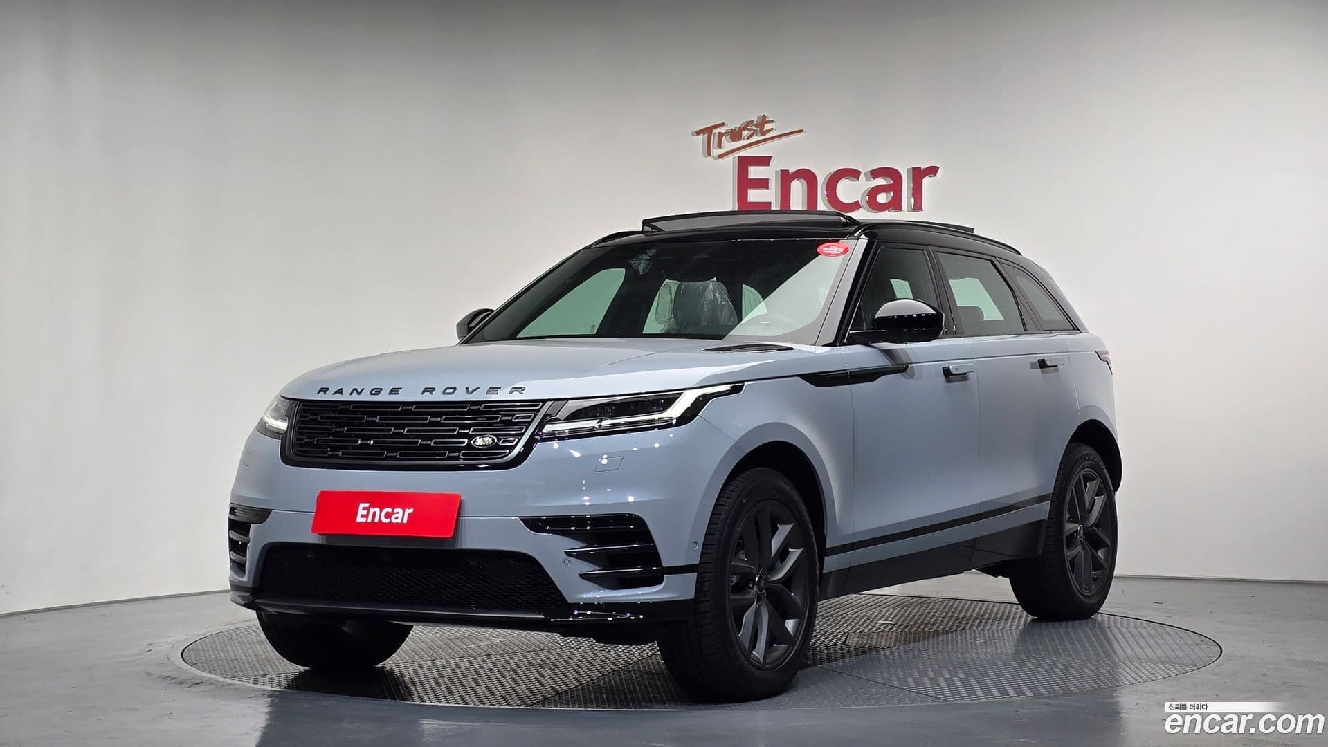 Main__Slider__Photo:Range Rover Velar Land Rover 2026.2-0