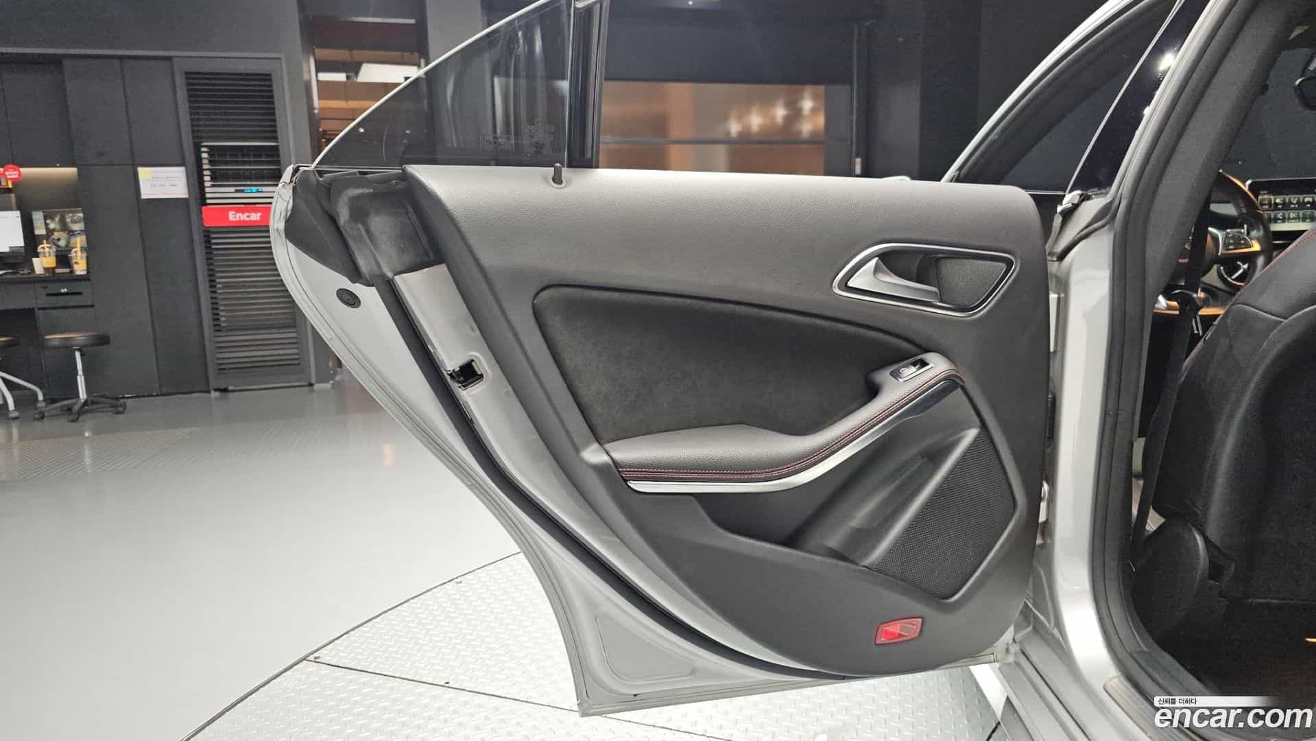 CLA-Class Mercedes-Benz 2018.7-INNER-035