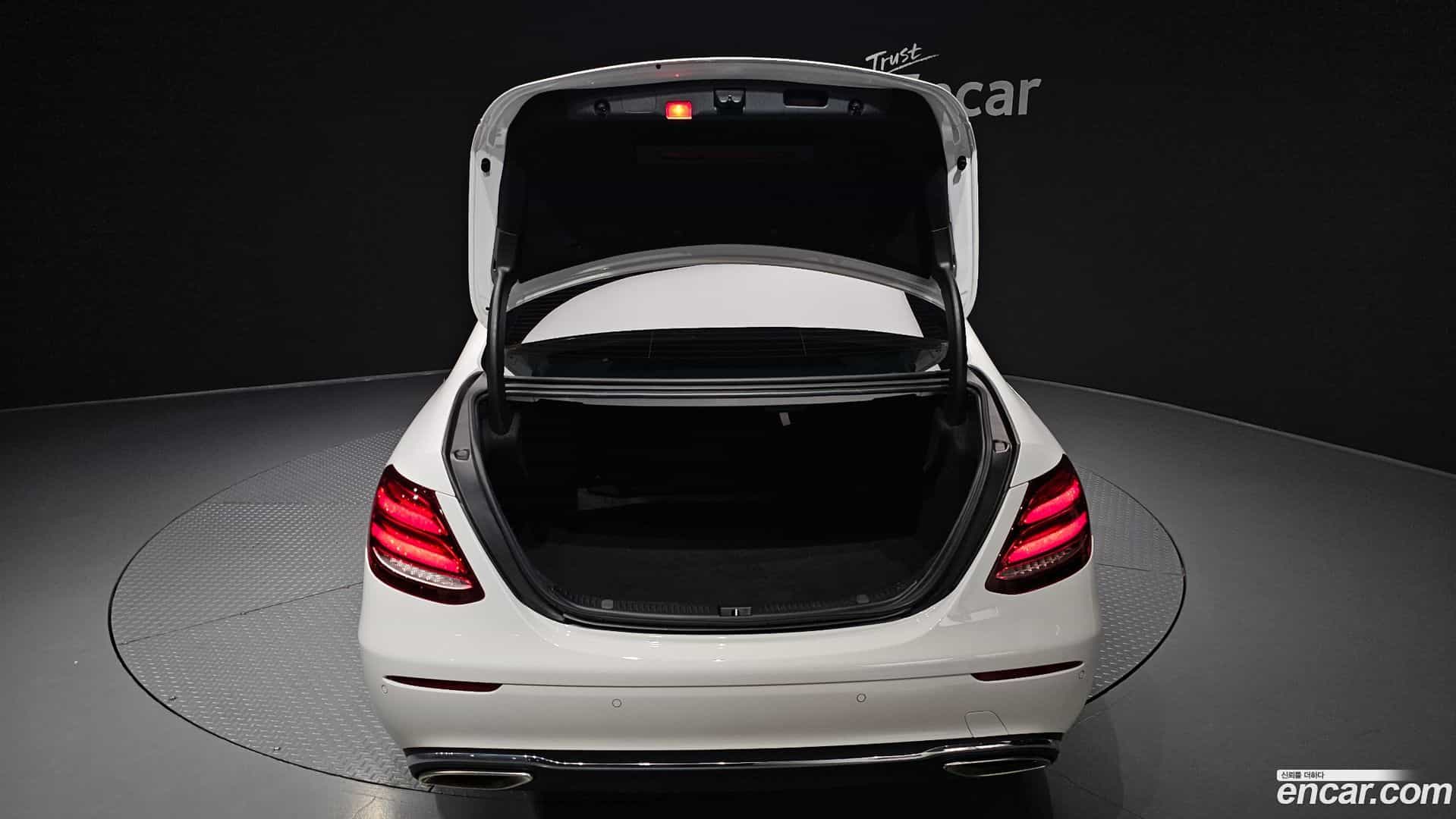 E-Class Mercedes-Benz 2016.11-OPTION-024