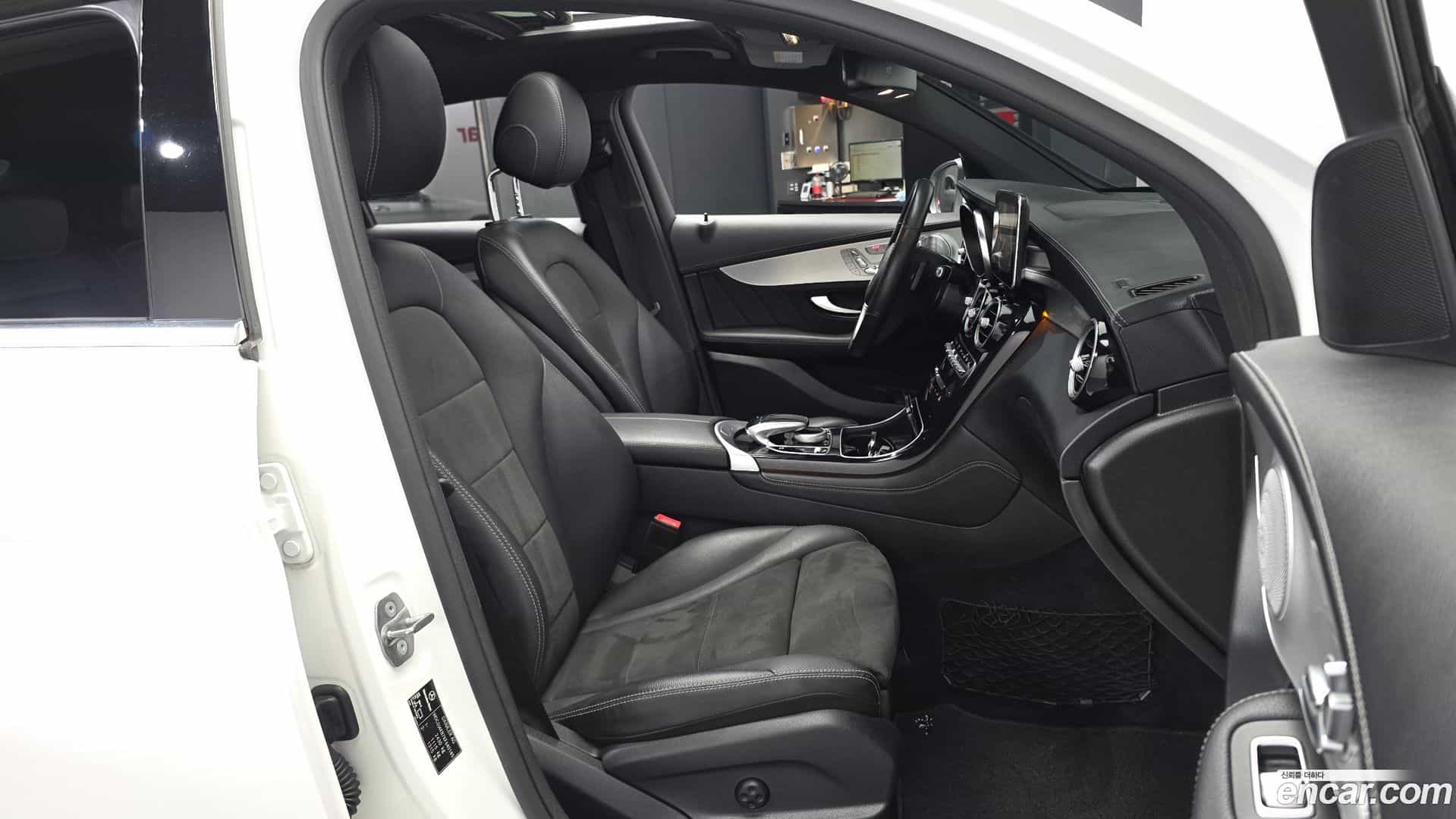 GLC-Class Mercedes-Benz 2019.5-OPTION-015