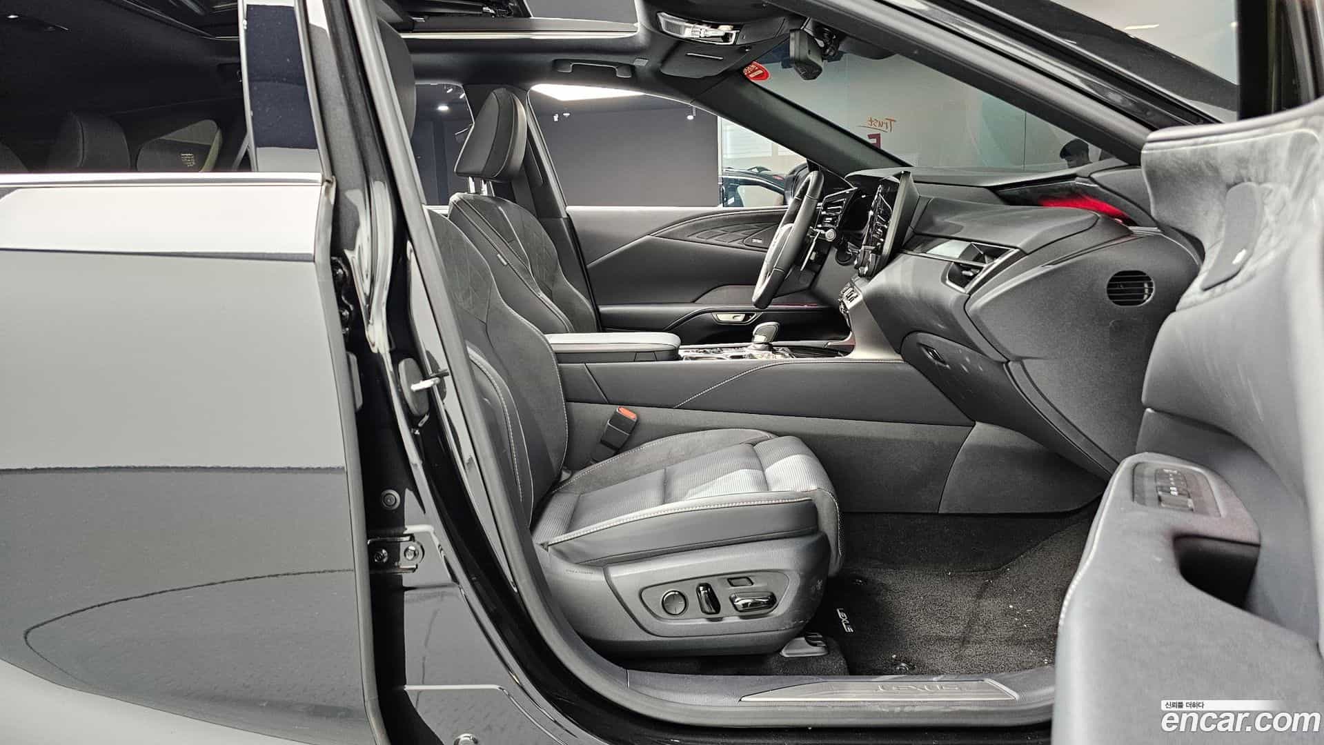 RX Lexus 2025.6-INNER-036