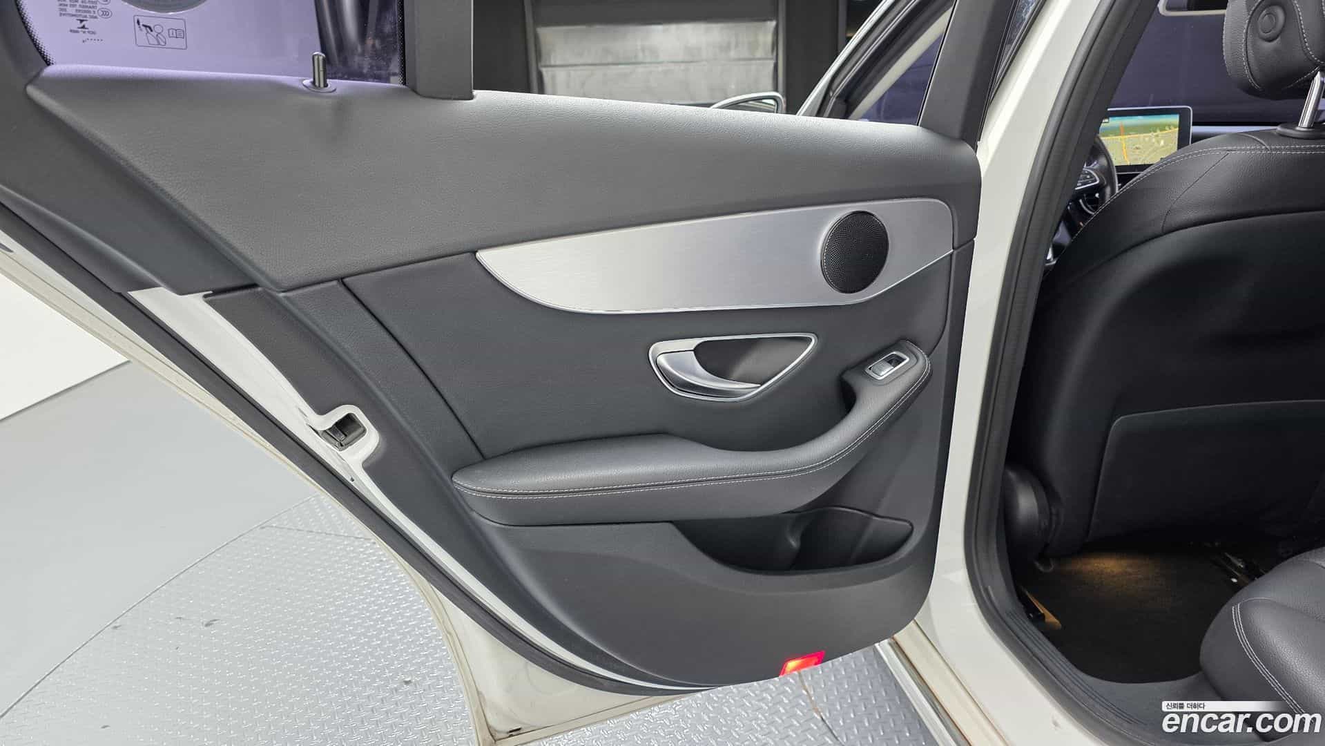 C-Class Mercedes-Benz 2016.10-INNER-035