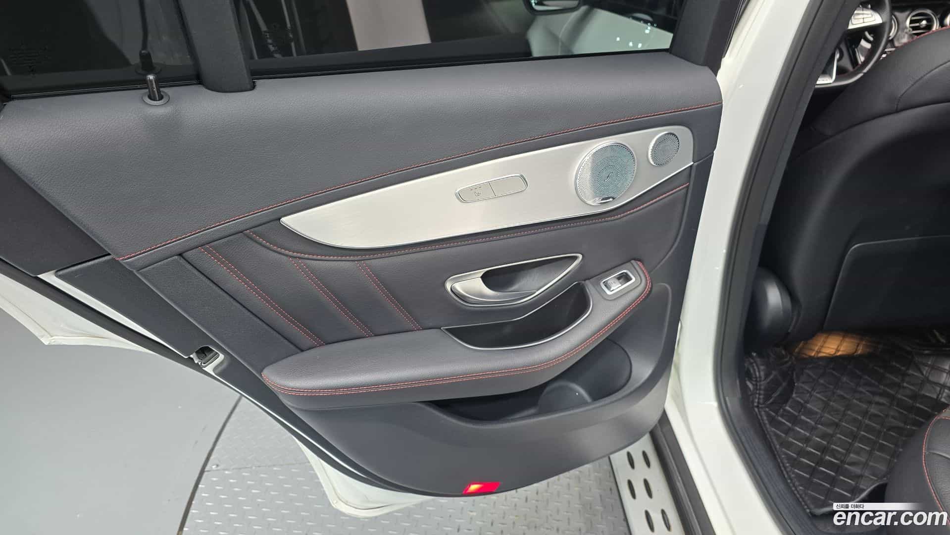 GLC-Class Mercedes-Benz 2018.1-INNER-035