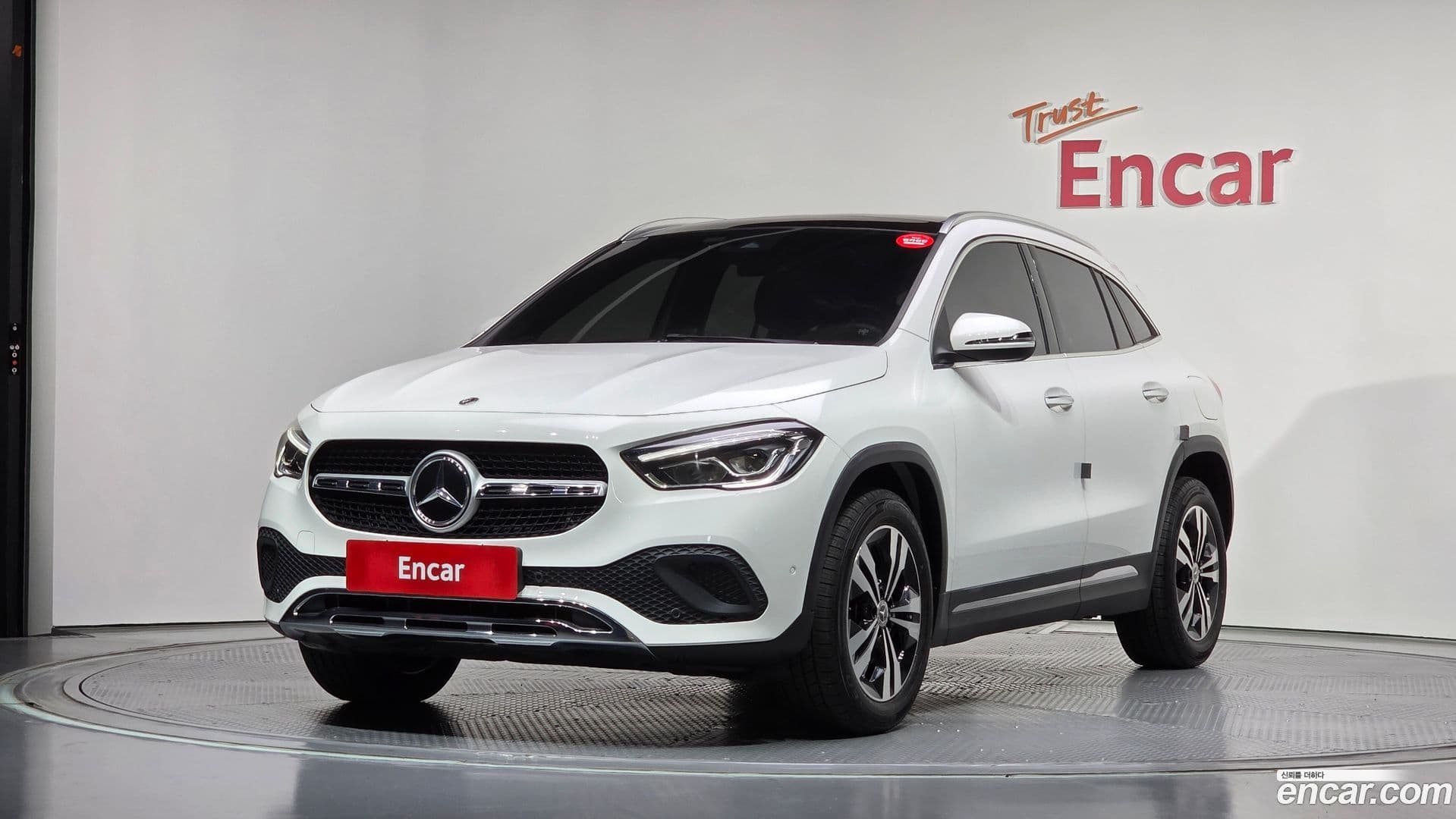 Main__Slider__Photo:GLA-Class Mercedes-Benz 2021.1-0