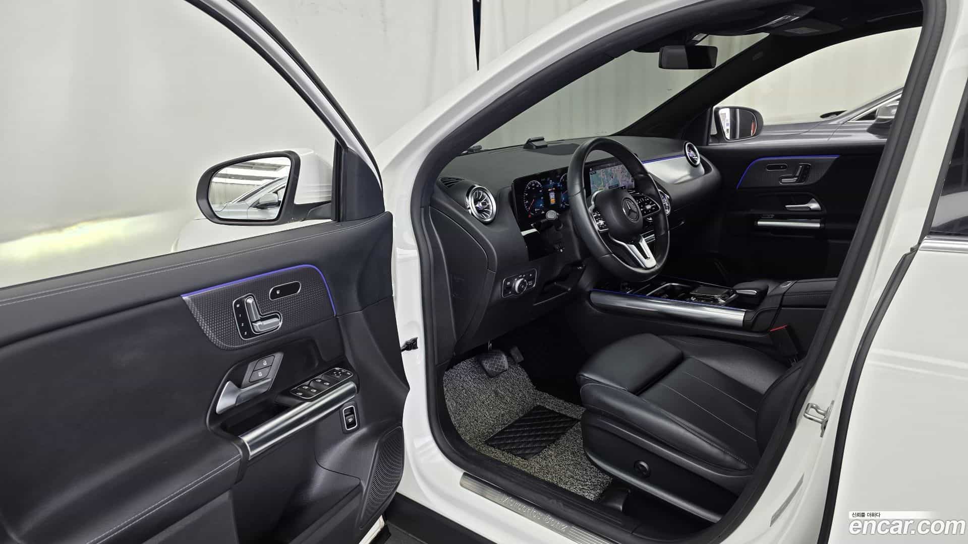 GLA-Class Mercedes-Benz 2021.1-INNER-010
