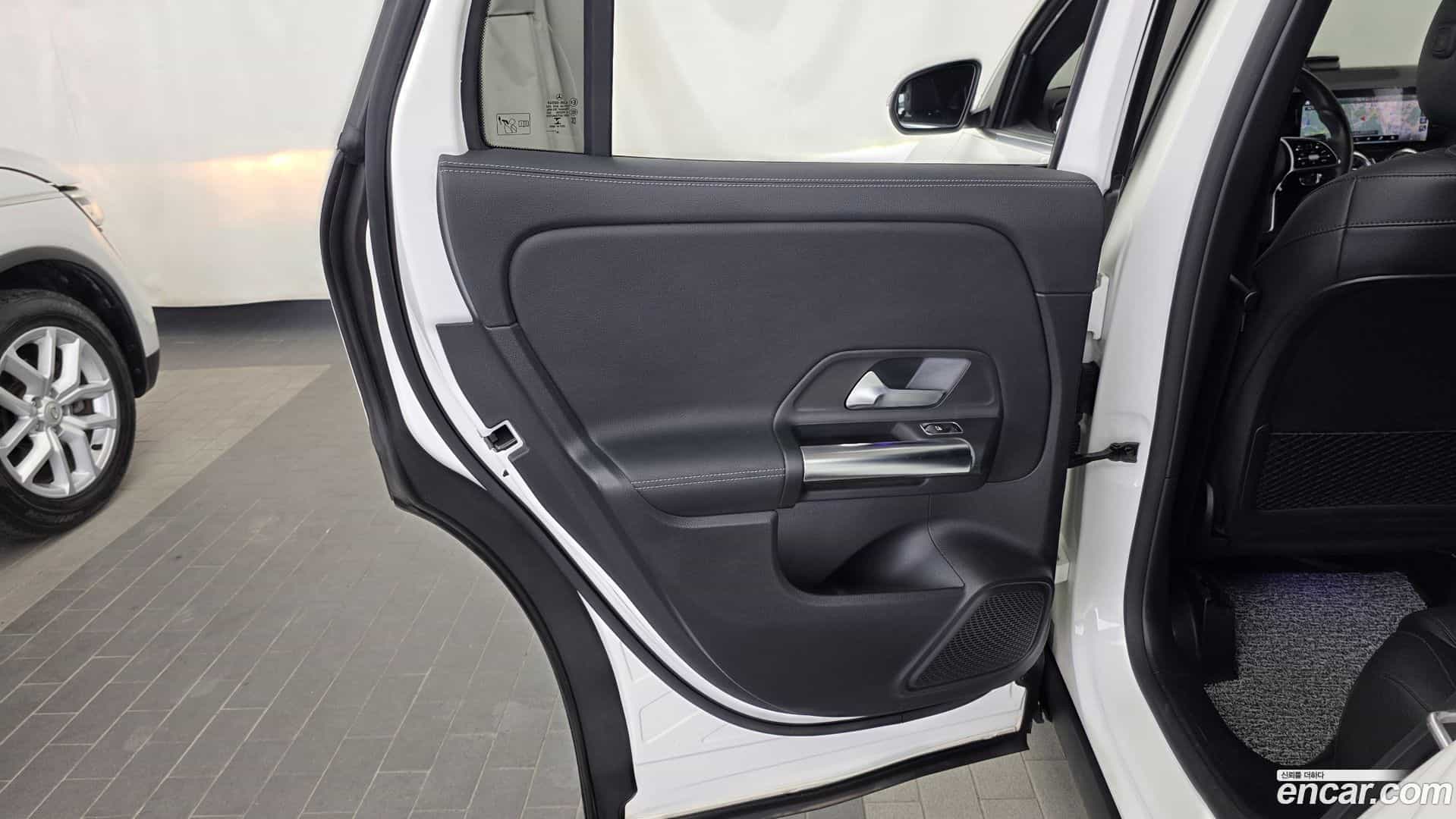 GLA-Class Mercedes-Benz 2021.1-INNER-035