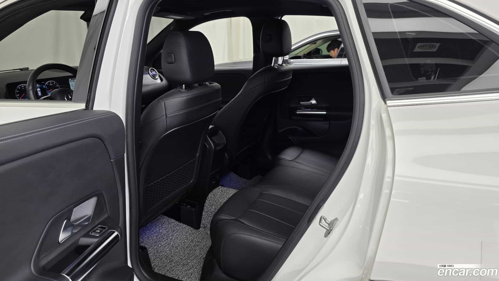 GLA-Class Mercedes-Benz 2021.1-INNER-036