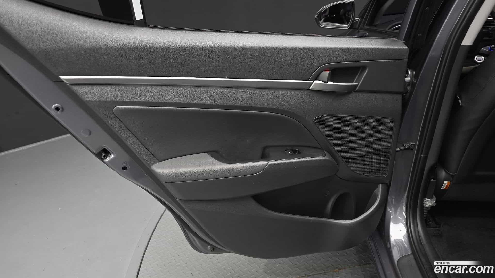 AVANTE Hyundai 2017.1-INNER-035
