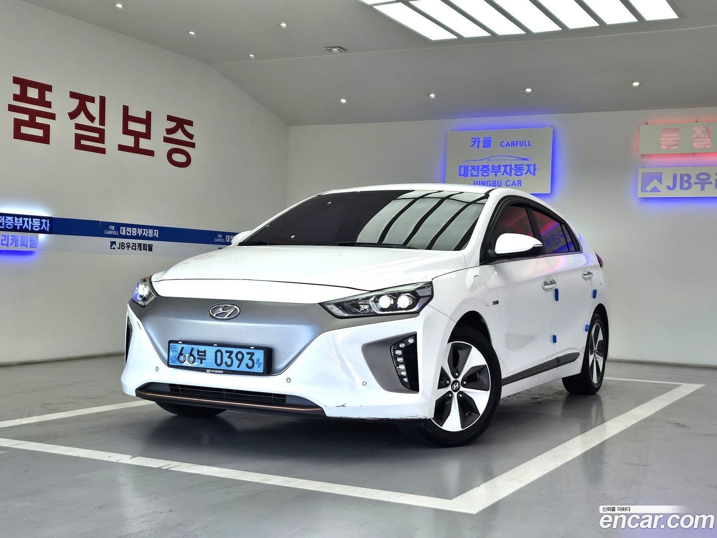 Main__Slider__Photo:Ioniq Hyundai 2016.11-0