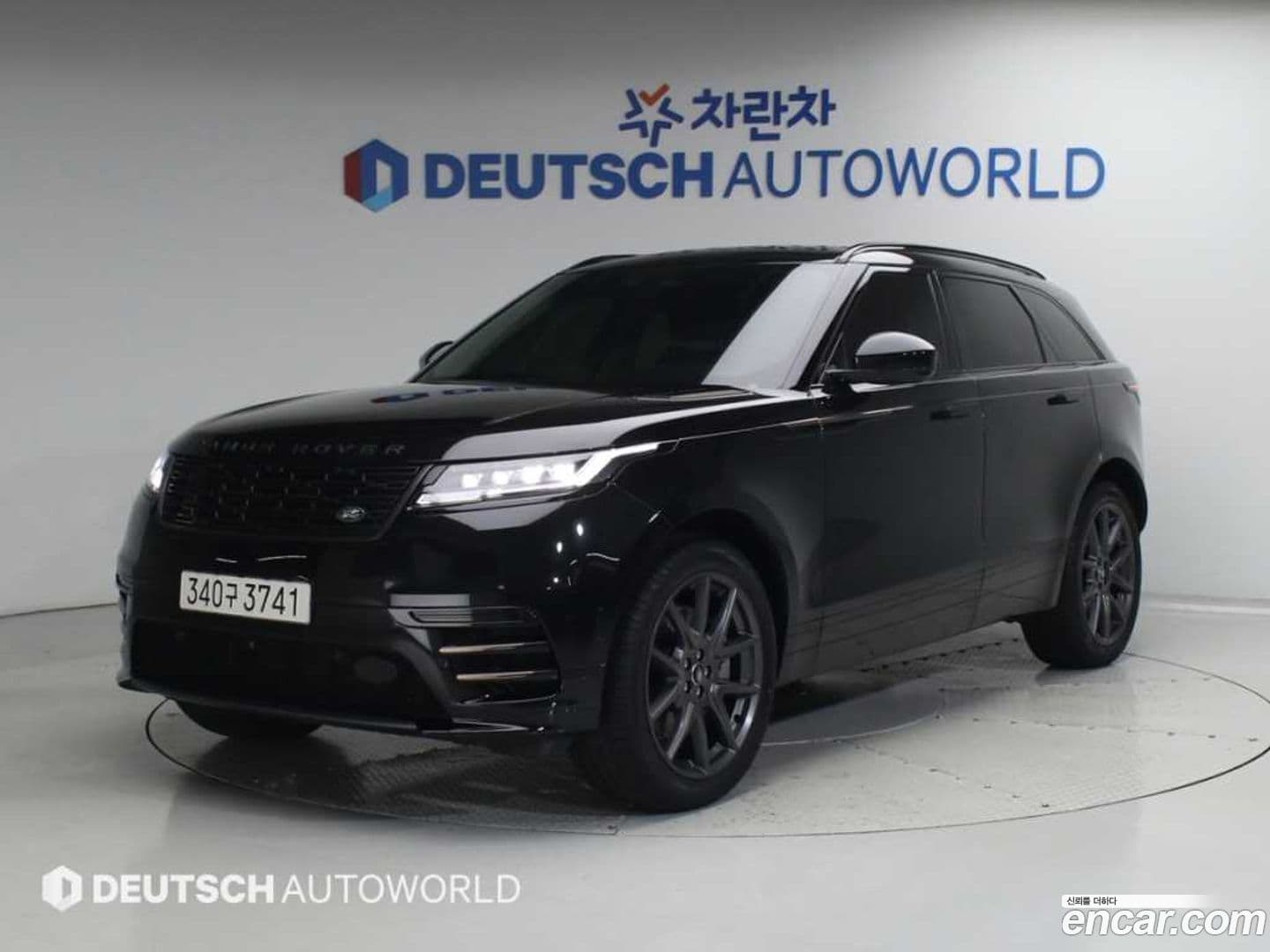Main__Slider__Photo:Range Rover Velar Land Rover 2025.8-0