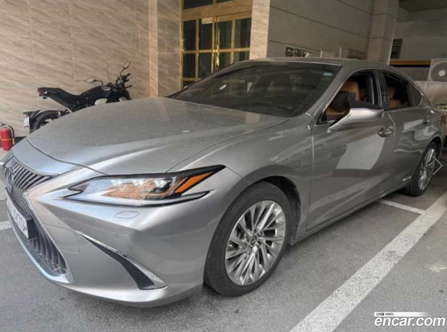 ES Lexus 2019.4-OUTER-001