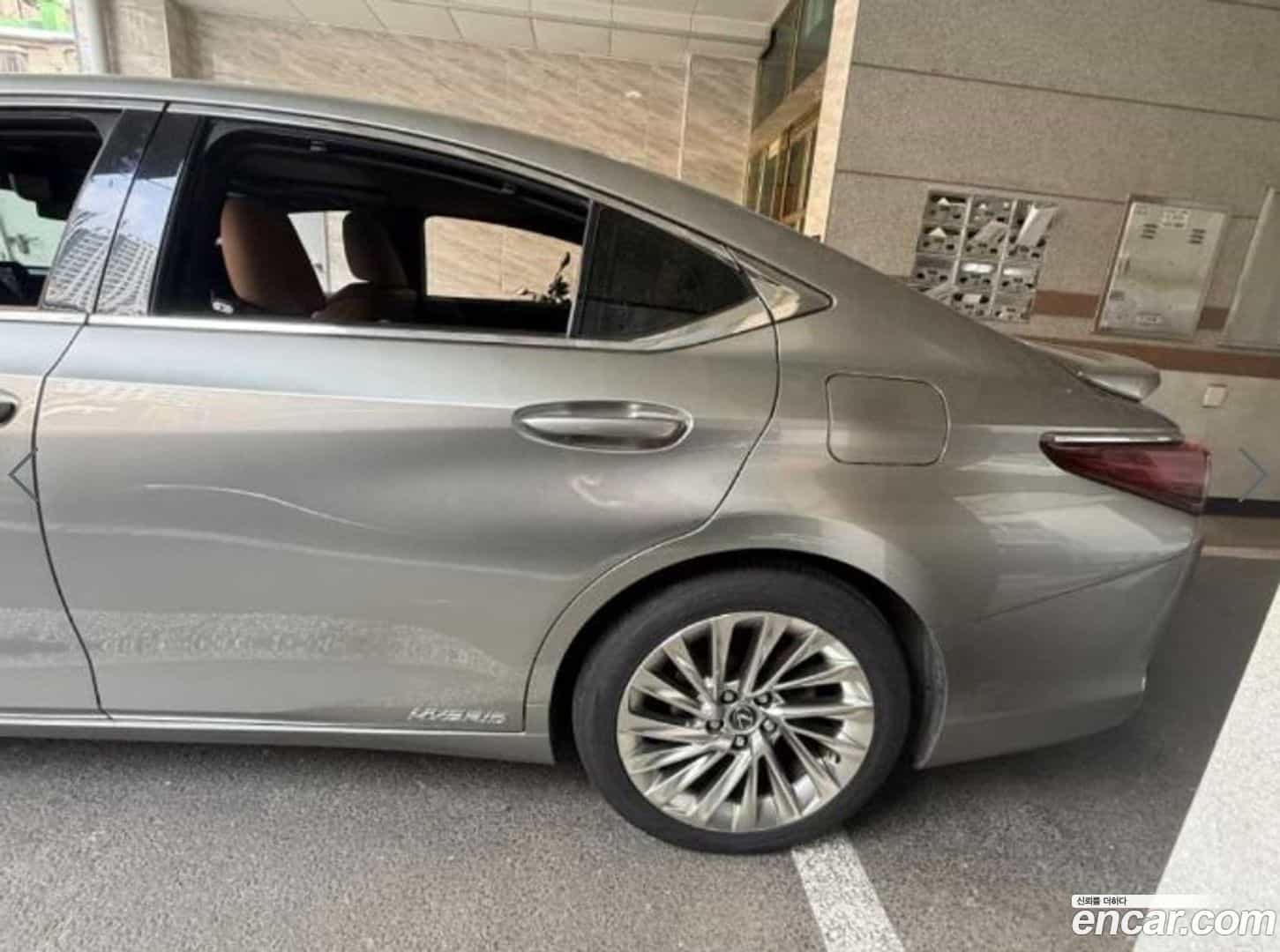 ES Lexus 2019.4-OUTER-002
