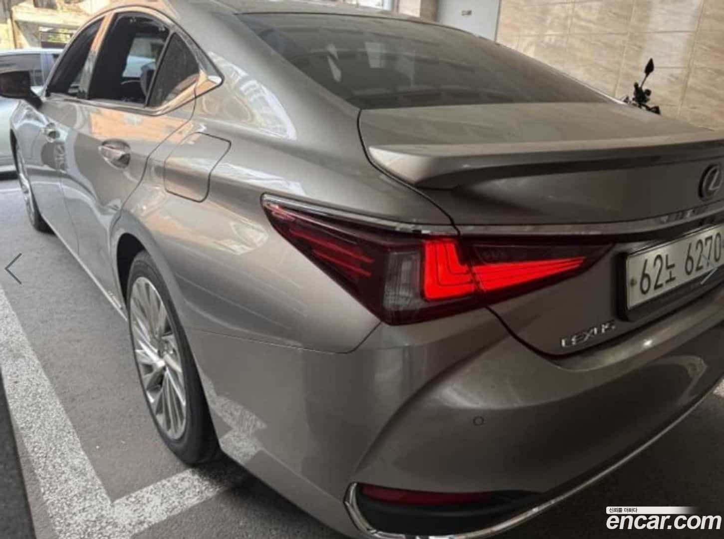 ES Lexus 2019.4-OUTER-005
