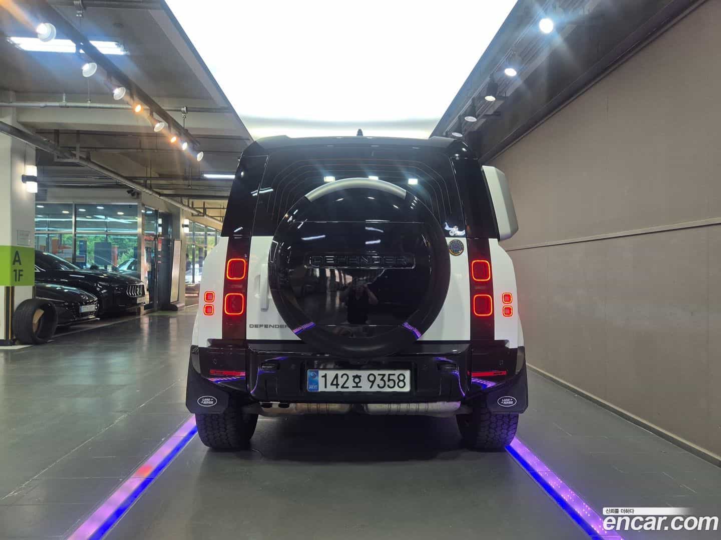 Defender Land Rover 2025.10-OUTER-003