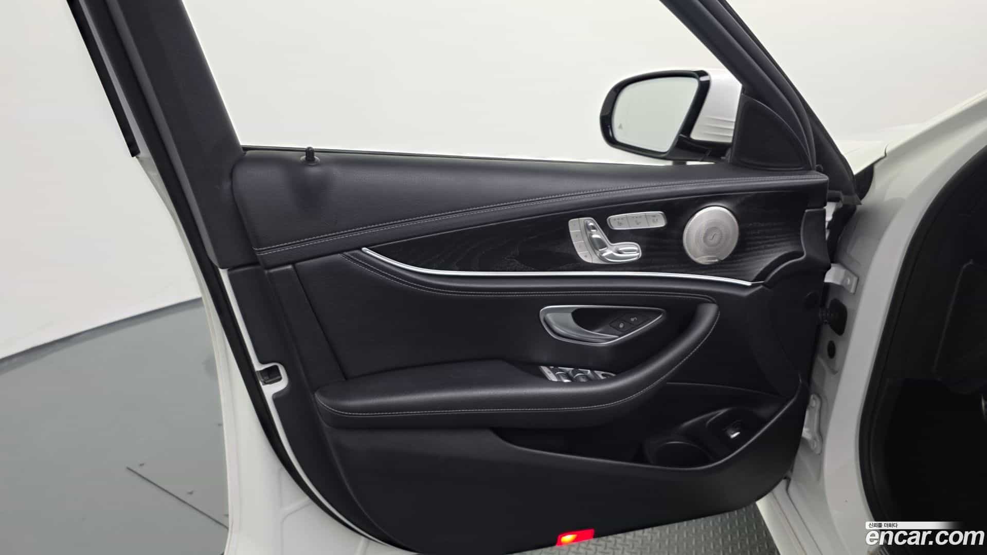 E-Class Mercedes-Benz 2022.7-INNER-034