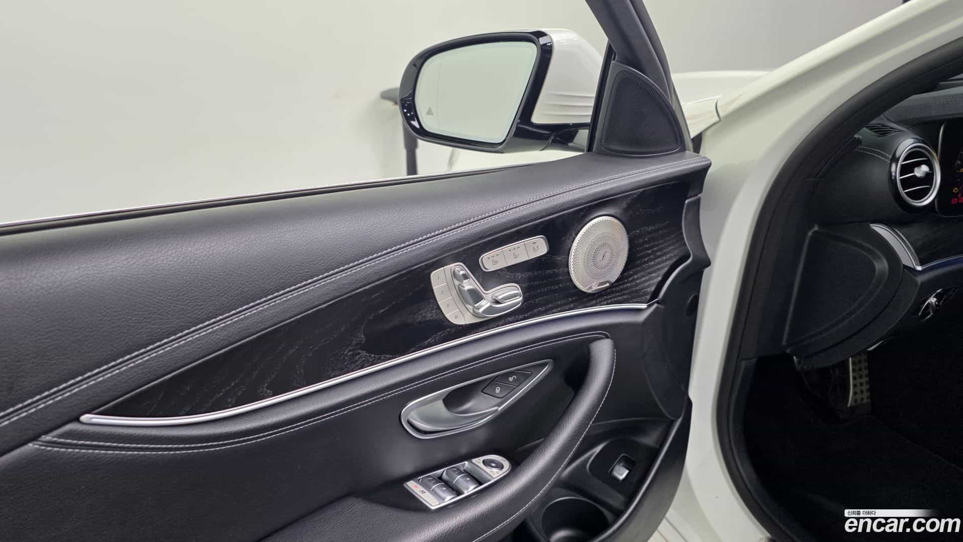 E-Class Mercedes-Benz 2022.7-OPTION-040