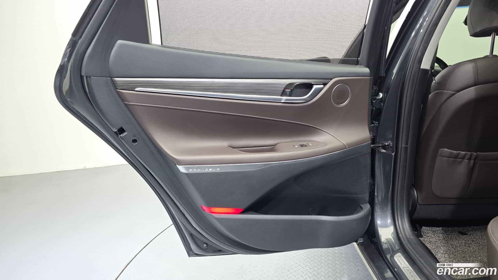 Grandeur Hyundai 2017.1-INNER-035