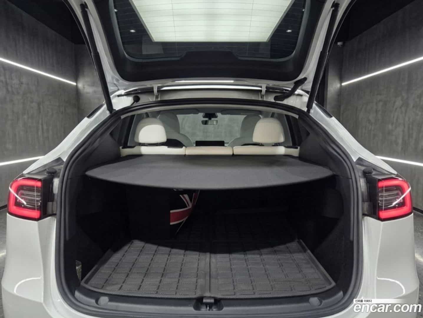 Model Y Tesla 2023.9-INNER-010