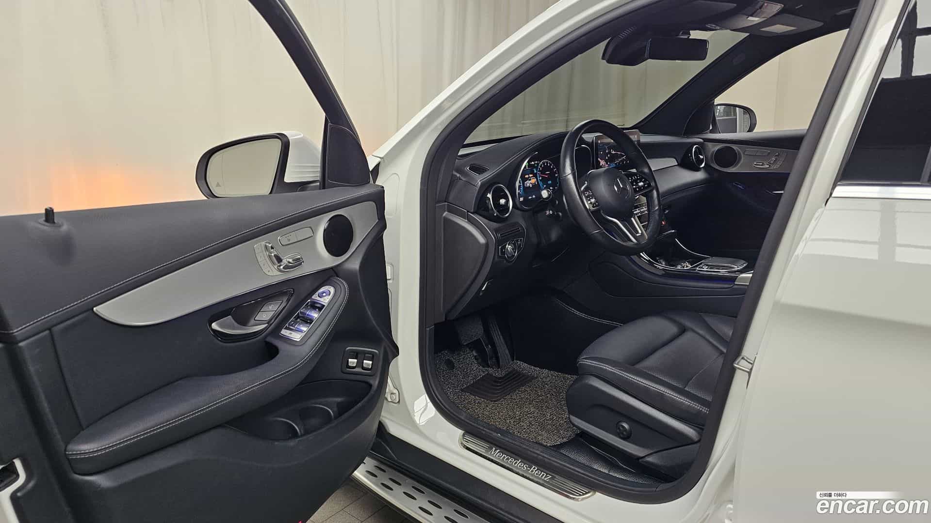 GLC-Class Mercedes-Benz 2021.0-INNER-010