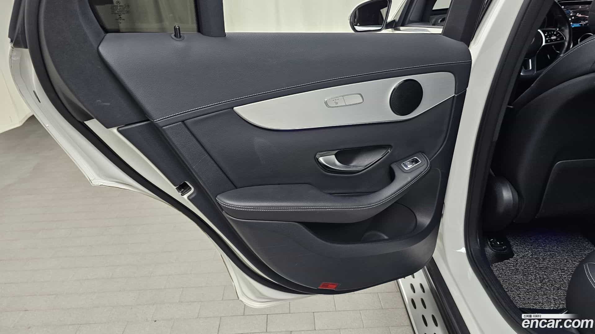 GLC-Class Mercedes-Benz 2021.0-INNER-035