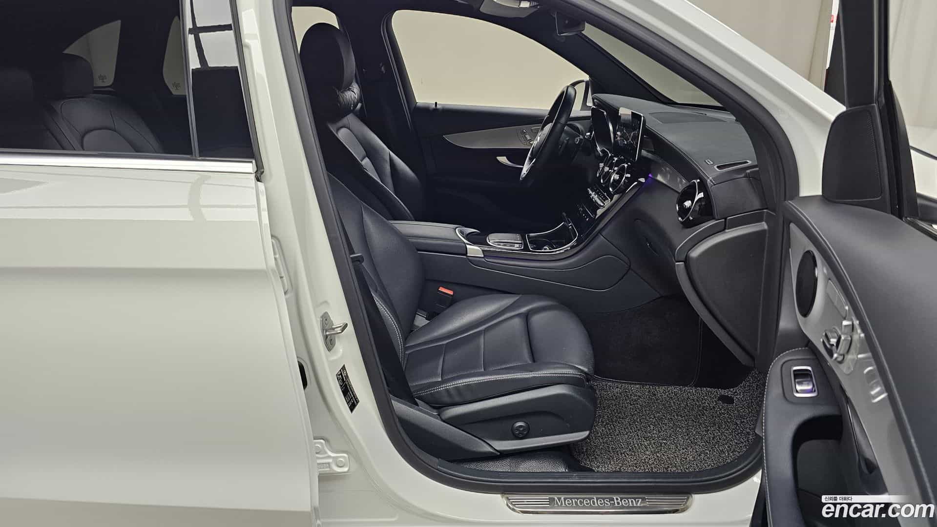 GLC-Class Mercedes-Benz 2021.0-INNER-036