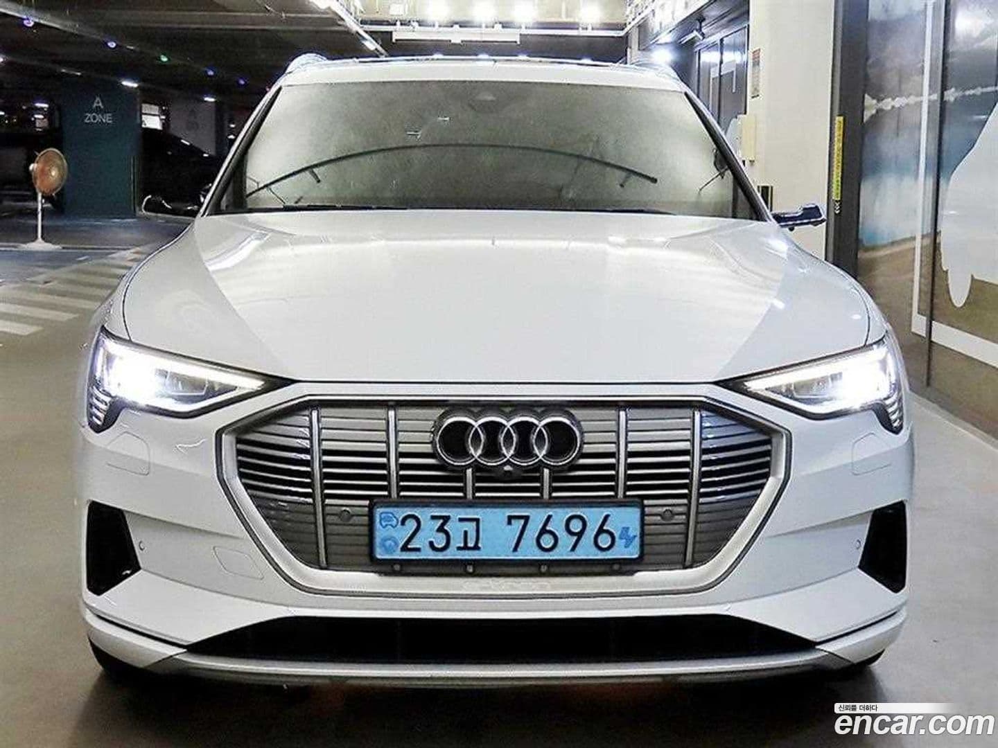 Main__Slider__Photo:e-tron Audi 2021.10-0