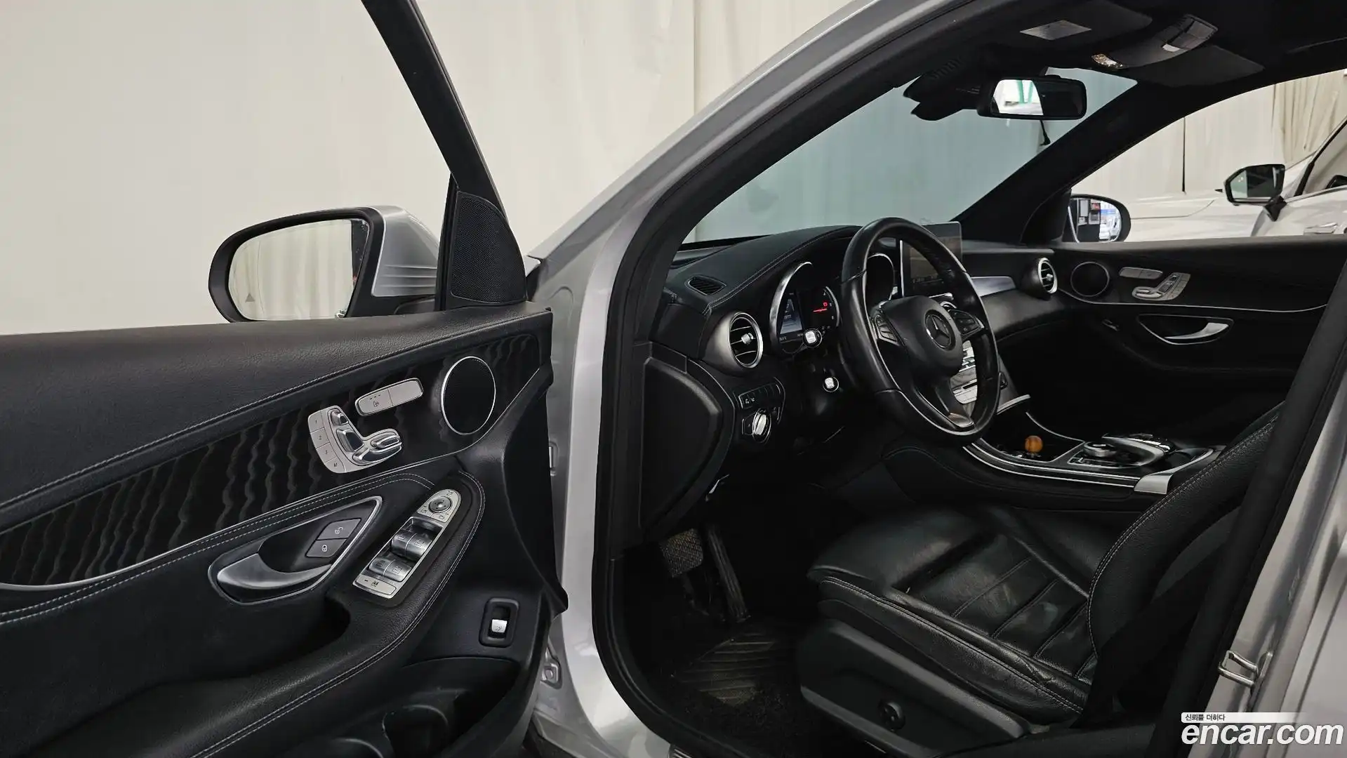 GLC-Class Mercedes-Benz 2017.2-INNER-010