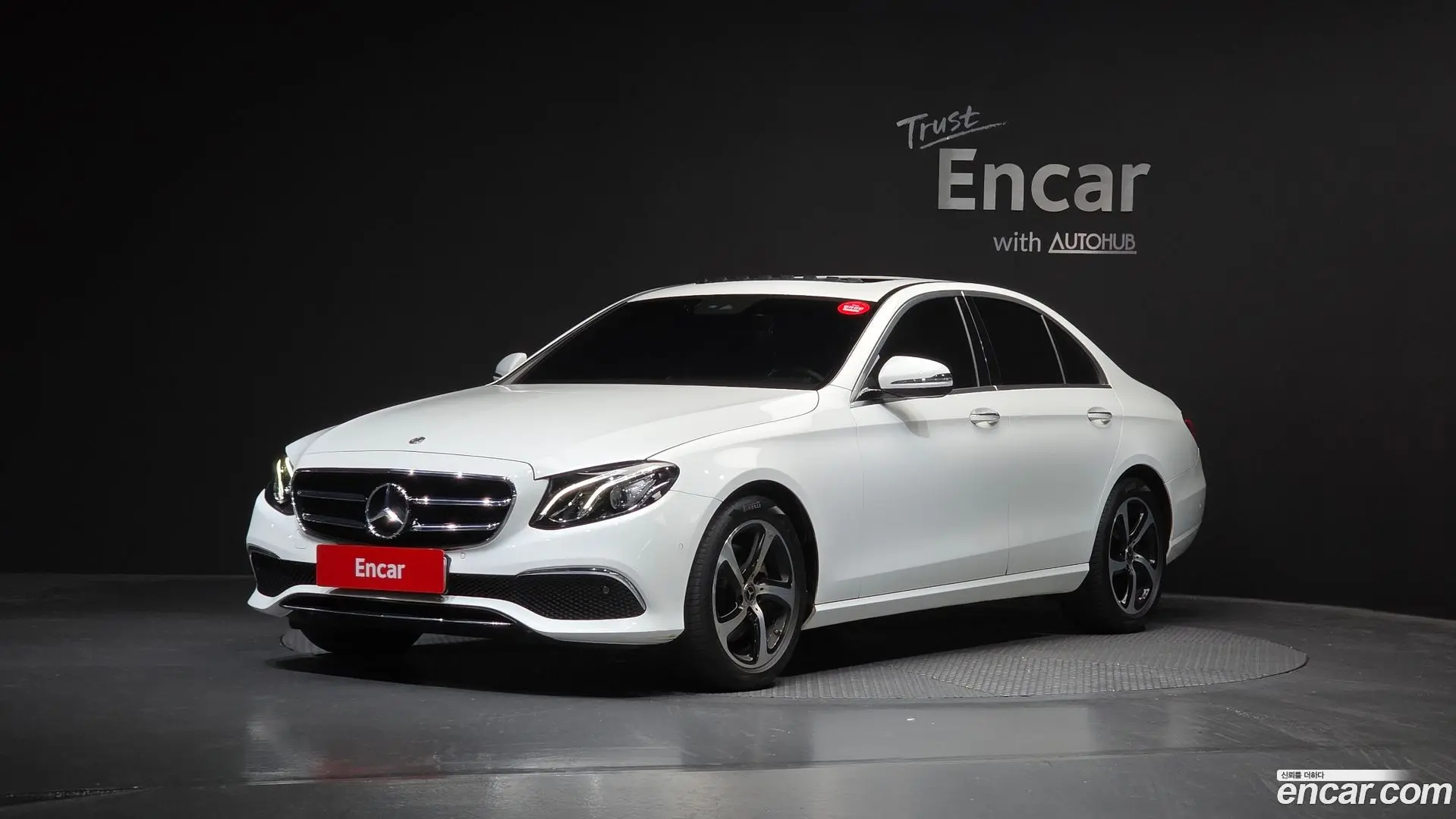Main__Slider__Photo:E-Class Mercedes-Benz 2020.5-0