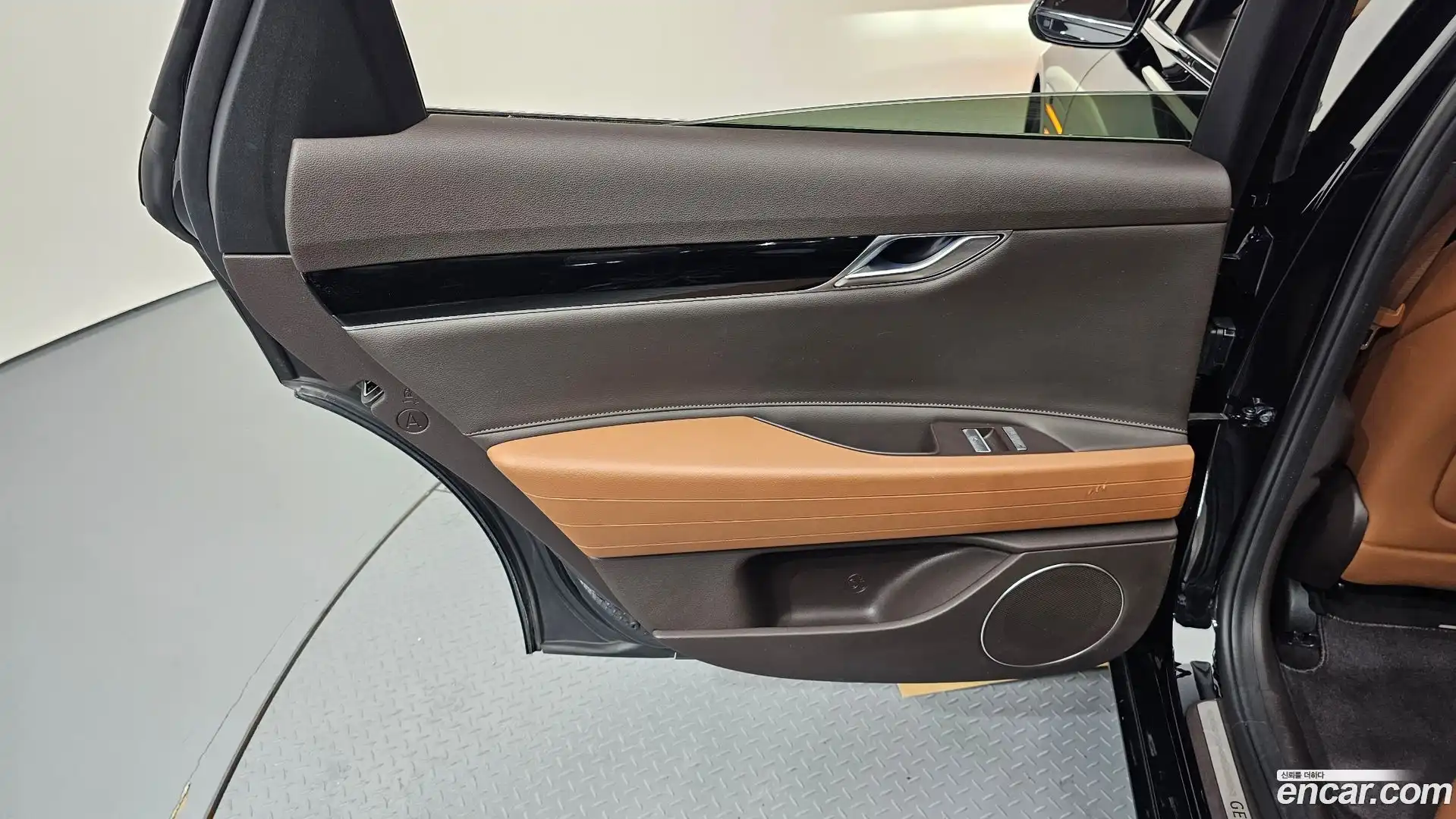 G80 Genesis 2020.3-INNER-035