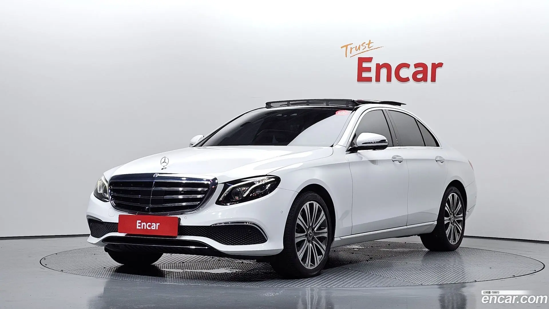 Main__Slider__Photo:E-Class Mercedes-Benz 2017.5-0