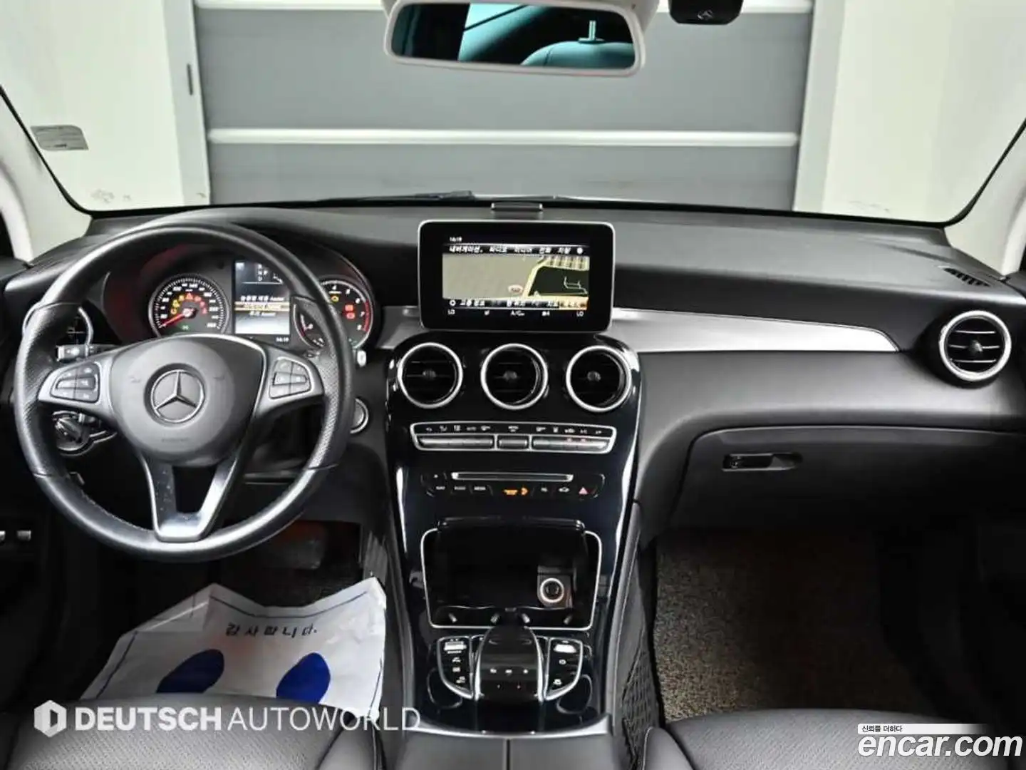 GLC-Class Mercedes-Benz 2018.10-INNER-007