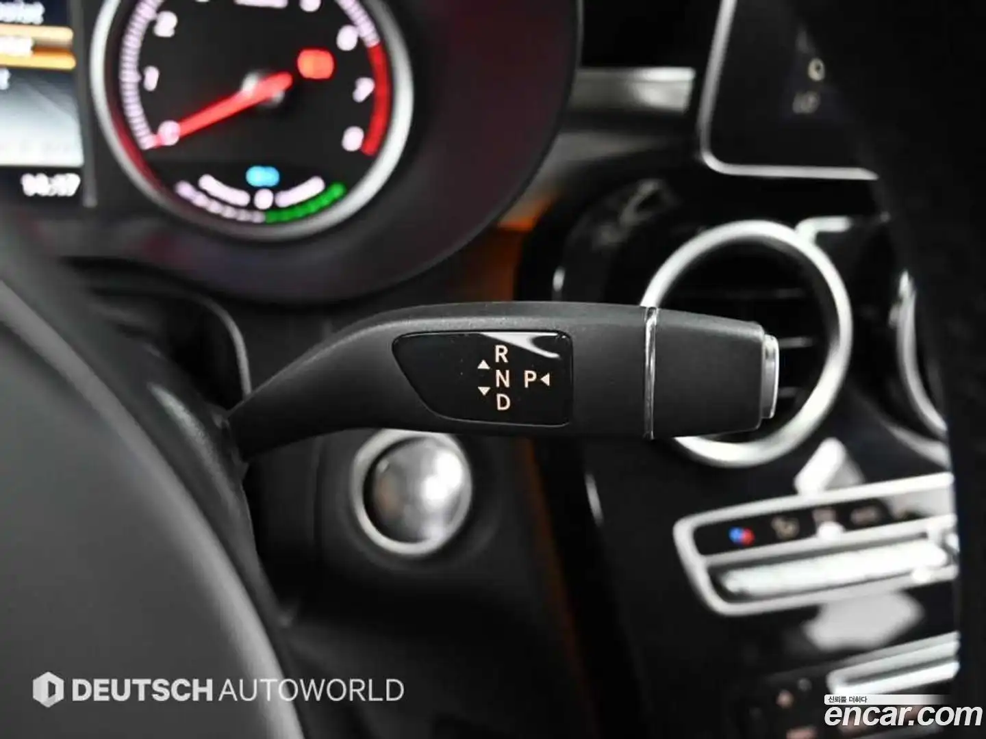 GLC-Class Mercedes-Benz 2018.10-INNER-009