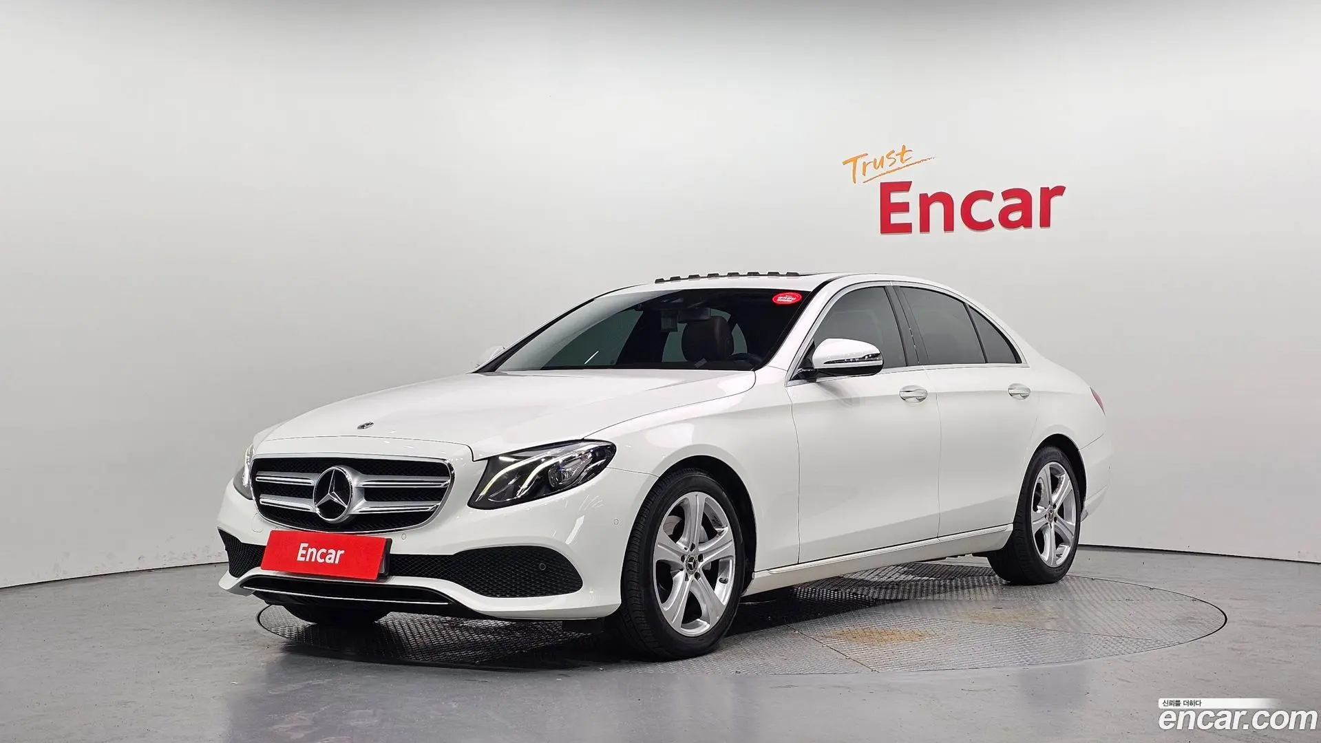Main__Slider__Photo:E-Class Mercedes-Benz 2018.2-0