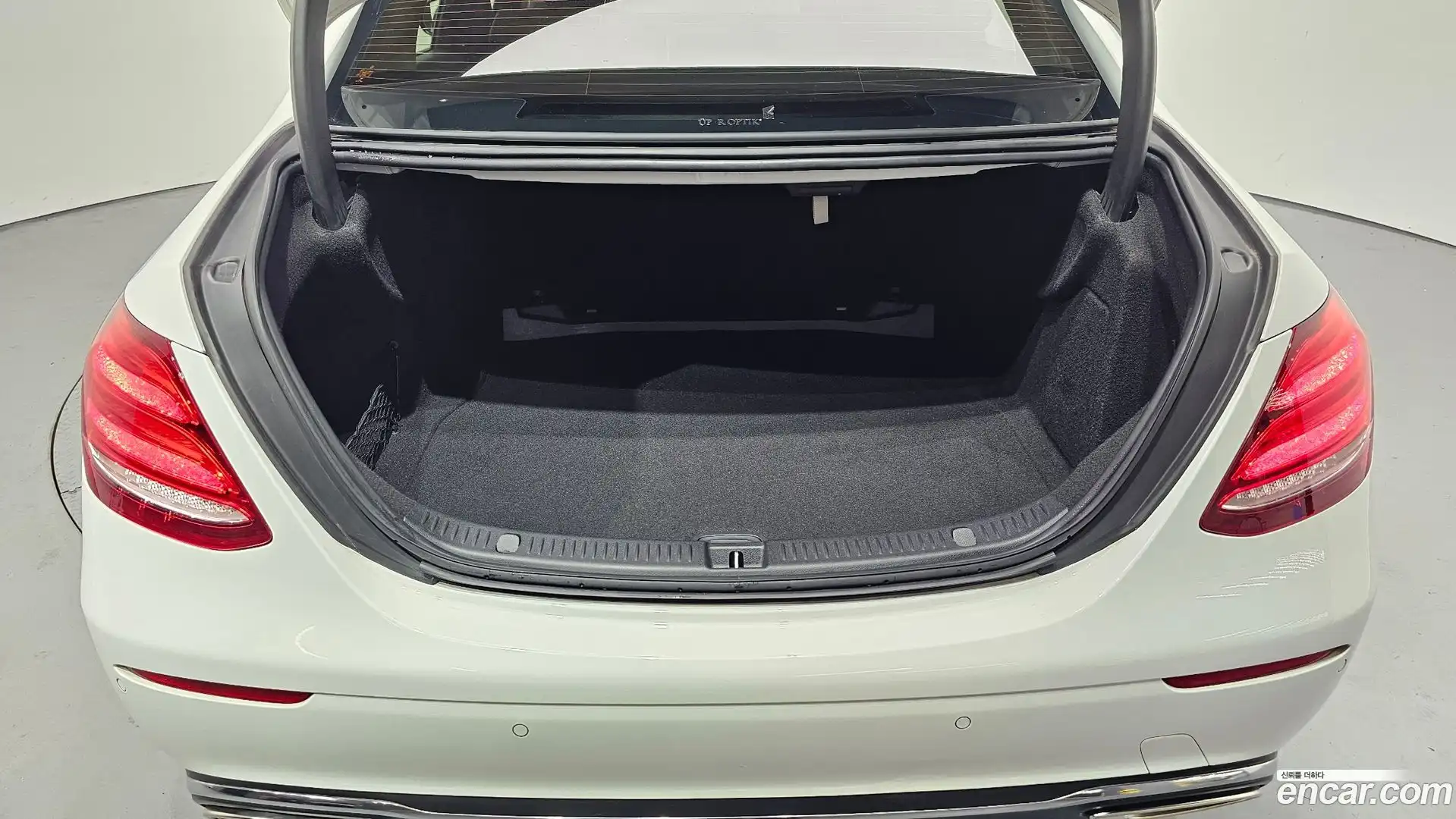 E-Class Mercedes-Benz 2018.2-OPTION-044