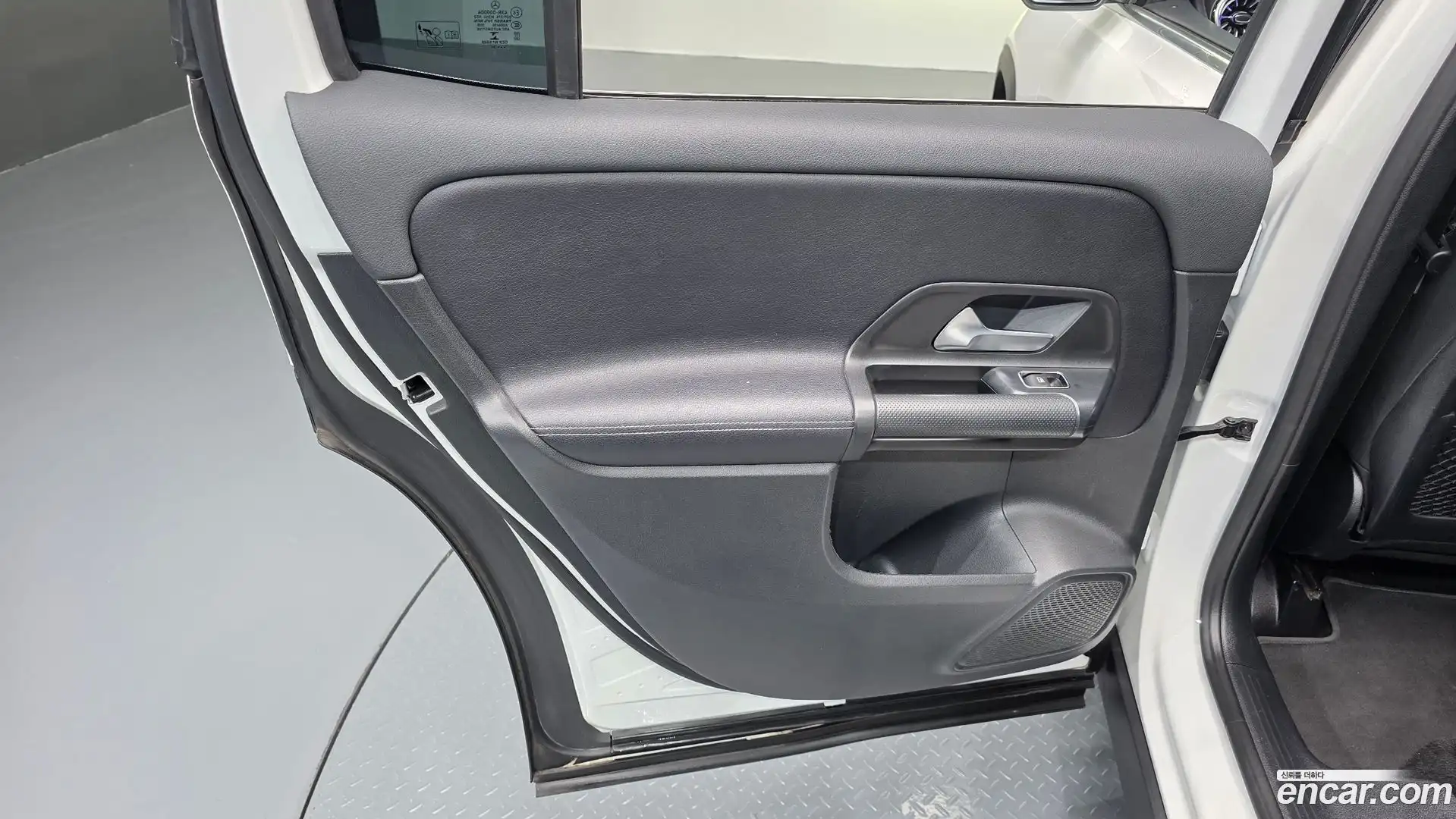 GLB-Class Mercedes-Benz 2021.9-INNER-035